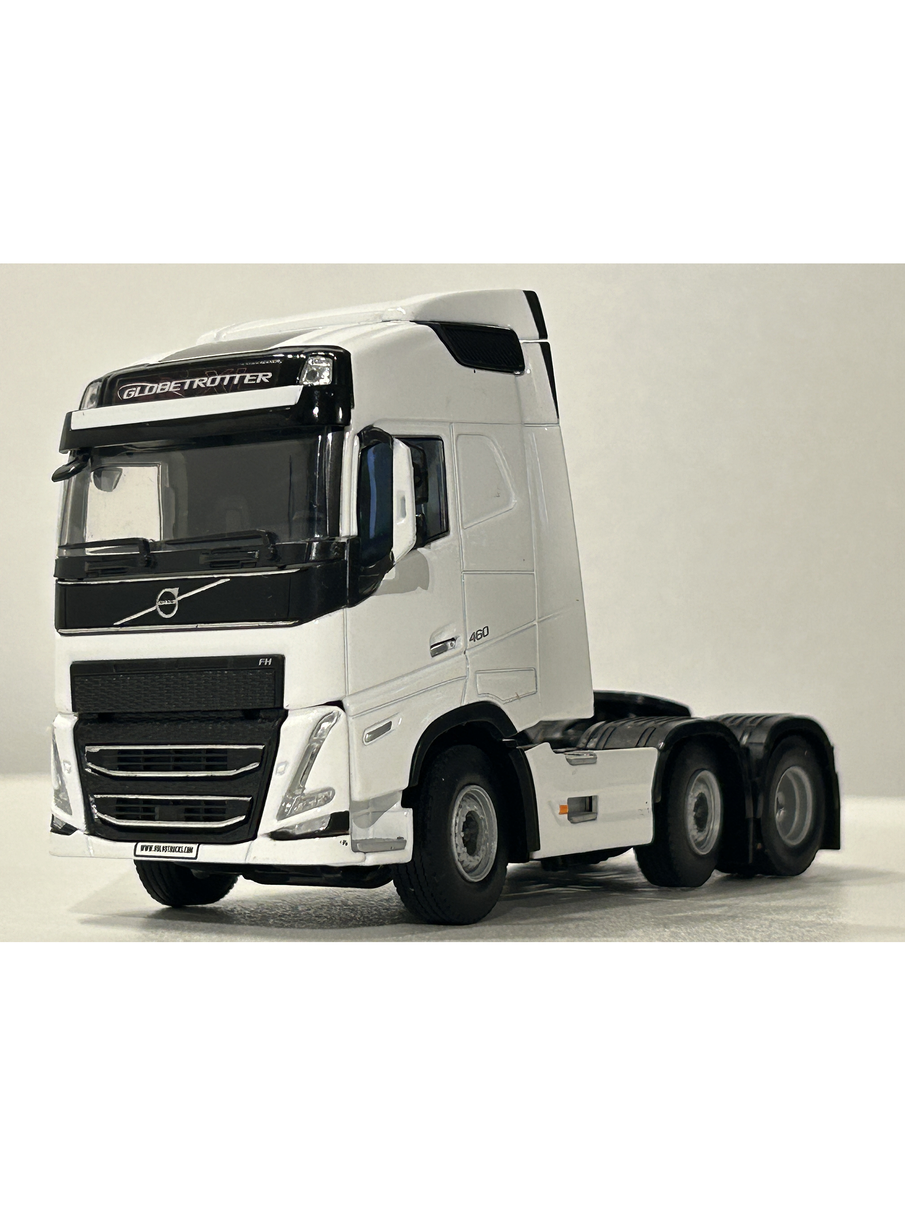WSI White Line Volvo FH05 Globetrotter 6x2 TwinSteer 1:50 (03-2042) | Miniatura de alto realismo para coleccionistas en Chile 1