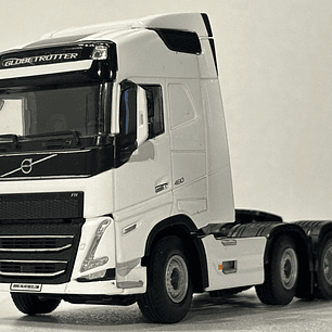 WSI White Line Volvo FH05 Globetrotter 6x2 TwinSteer 1:50 (03-2042) | Miniatura de alto realismo para coleccionistas en Chile