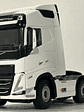 WSI White Line Volvo FH05 Globetrotter 6x2 TwinSteer 1:50 (03-2042) | Miniatura de alto realismo para coleccionistas en Chile - Miniatura 1