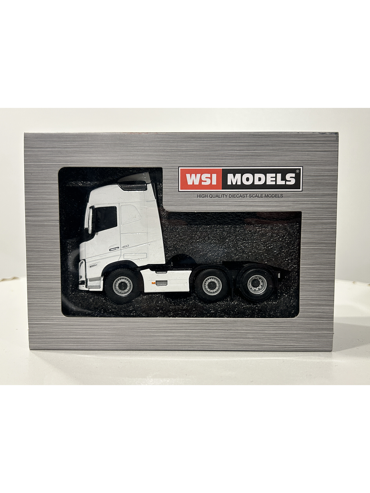 WSI White Line Volvo FH05 Globetrotter 6x2 TwinSteer 1:50 (03-2042) | Miniatura de alto realismo para coleccionistas en Chile 12