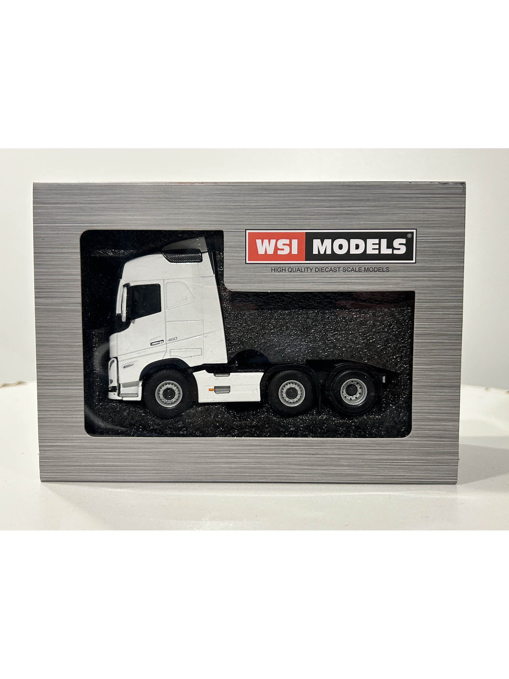 WSI White Line Volvo FH05 Globetrotter 6x2 TwinSteer 1:50 (03-2042) | Miniatura de alto realismo para coleccionistas en Chile 12