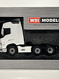 WSI White Line Volvo FH05 Globetrotter 6x2 TwinSteer 1:50 (03-2042) | Miniatura de alto realismo para coleccionistas en Chile - Miniatura 12