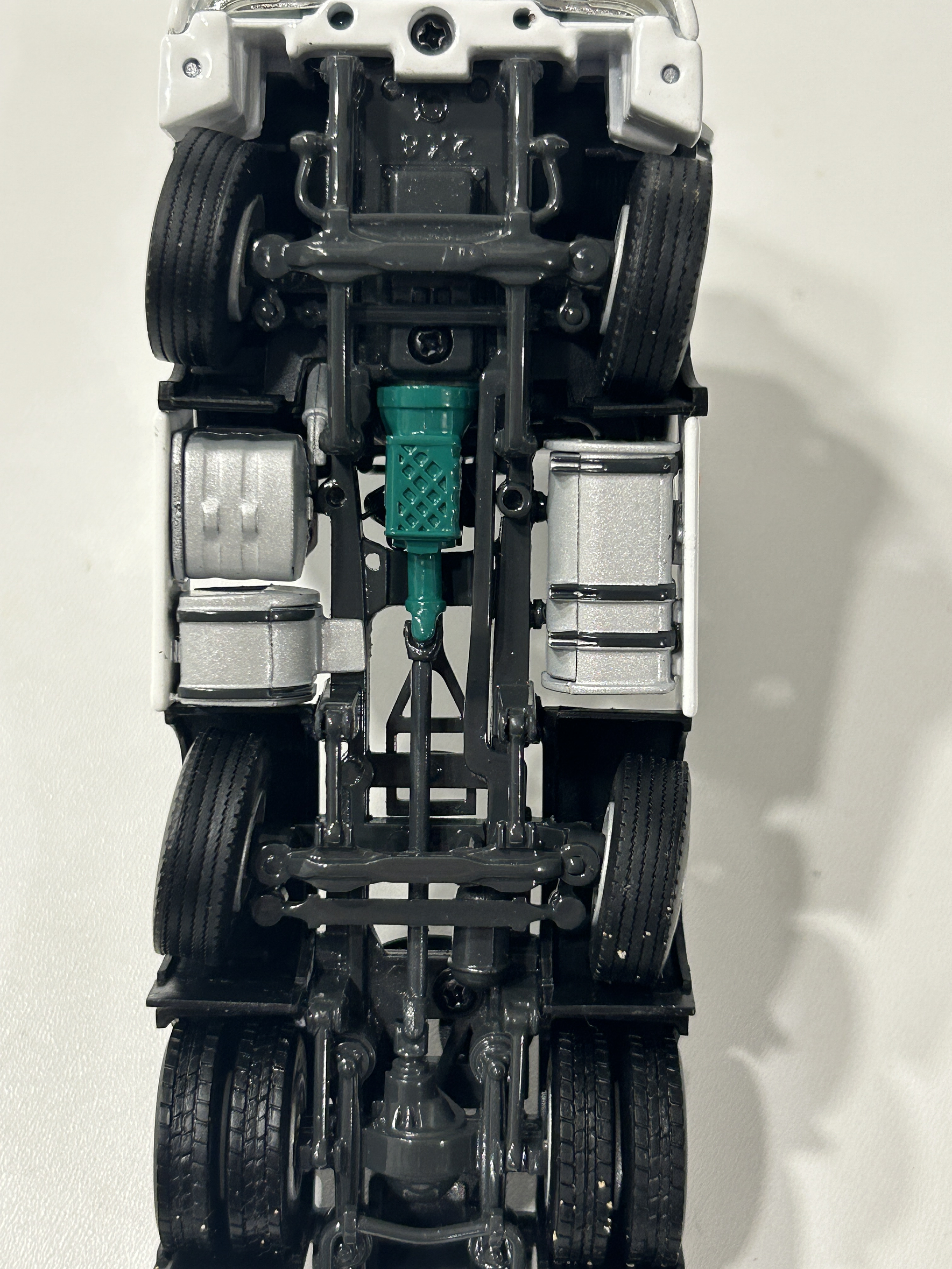 WSI White Line Volvo FH05 Globetrotter 6x2 TwinSteer 1:50 (03-2042) | Miniatura de alto realismo para coleccionistas en Chile 11