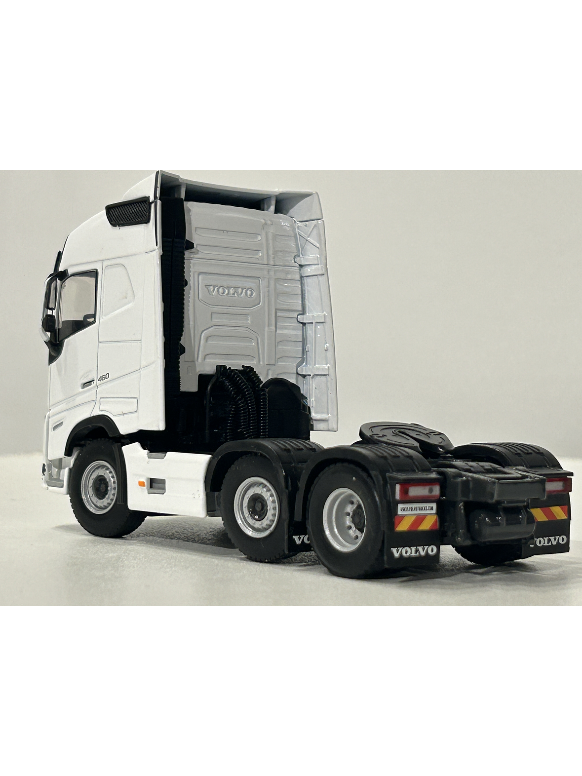 WSI White Line Volvo FH05 Globetrotter 6x2 TwinSteer 1:50 (03-2042) | Miniatura de alto realismo para coleccionistas en Chile 8