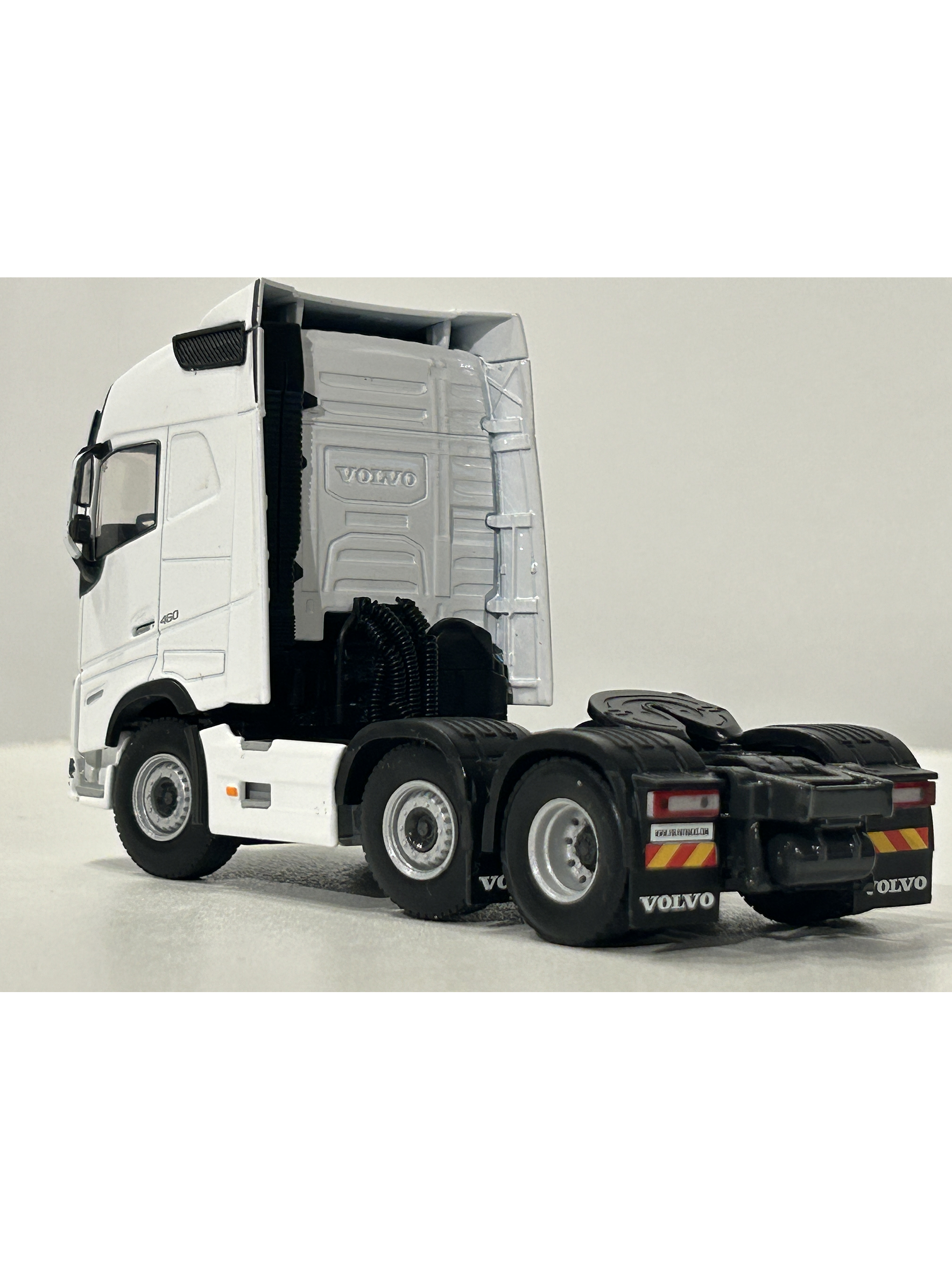 WSI White Line Volvo FH05 Globetrotter 6x2 TwinSteer 1:50 (03-2042) | Miniatura de alto realismo para coleccionistas en Chile 8