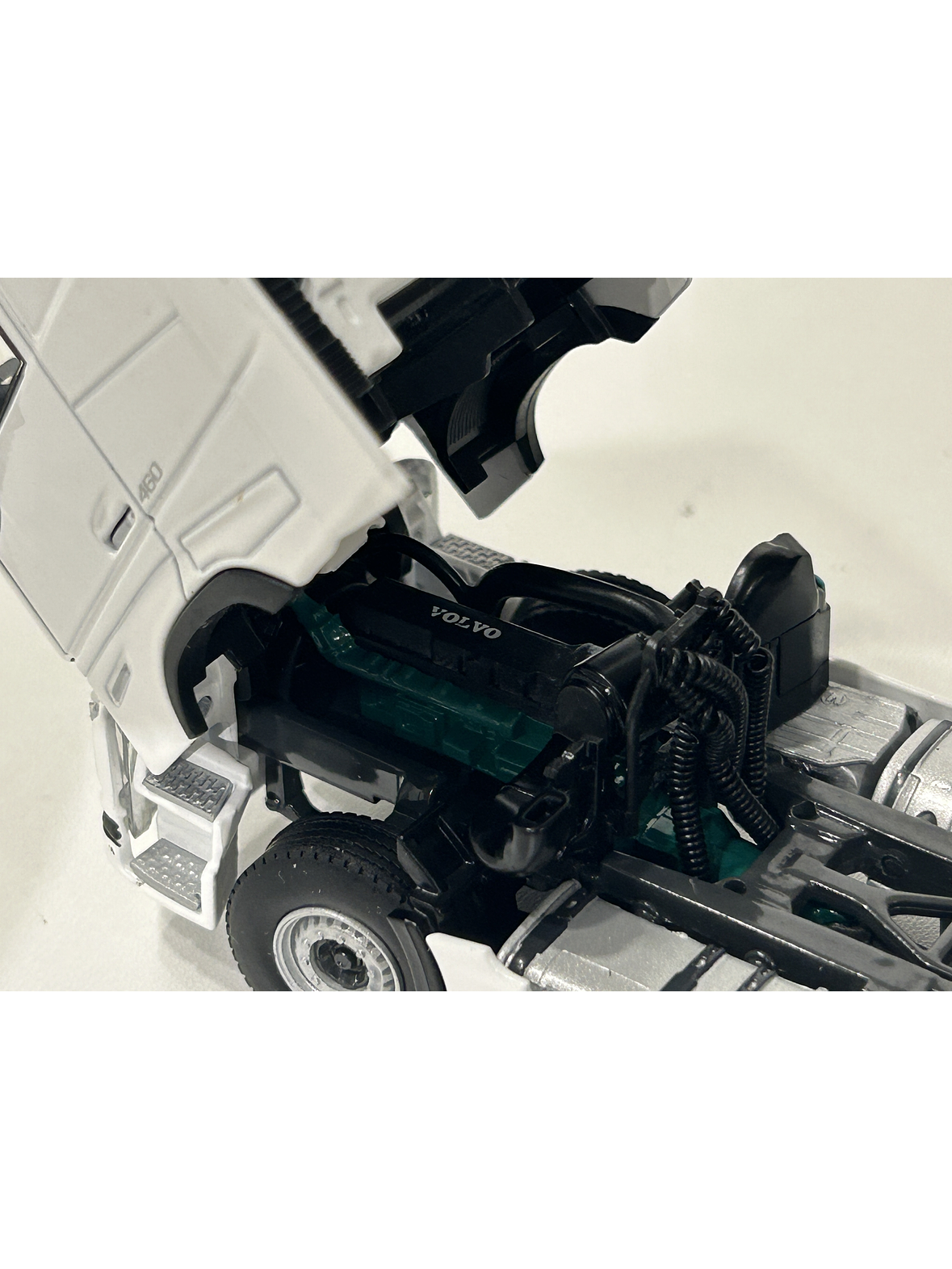 WSI White Line Volvo FH05 Globetrotter 6x2 TwinSteer 1:50 (03-2042) | Miniatura de alto realismo para coleccionistas en Chile 3