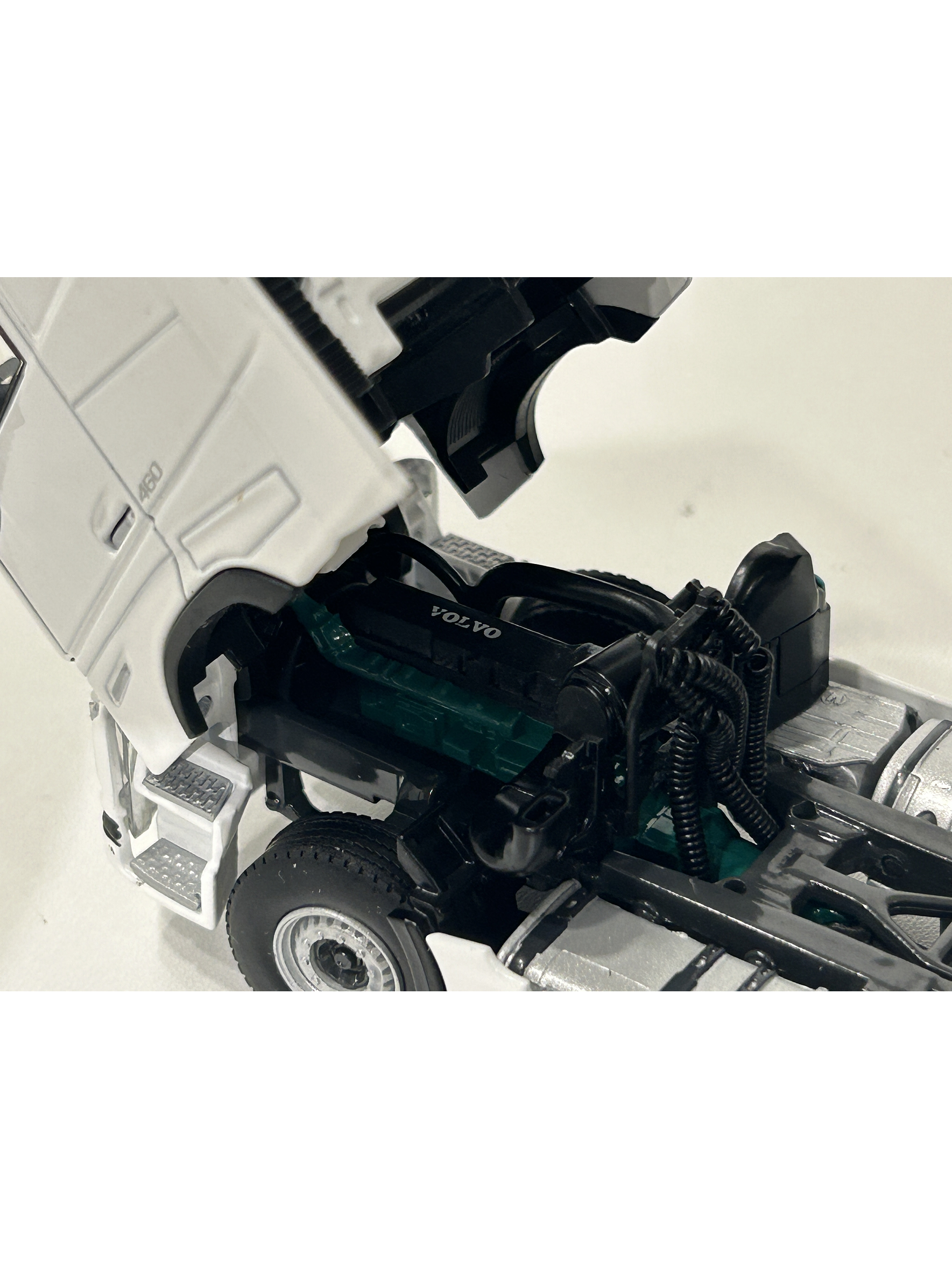 WSI White Line Volvo FH05 Globetrotter 6x2 TwinSteer 1:50 (03-2042) | Miniatura de alto realismo para coleccionistas en Chile 3