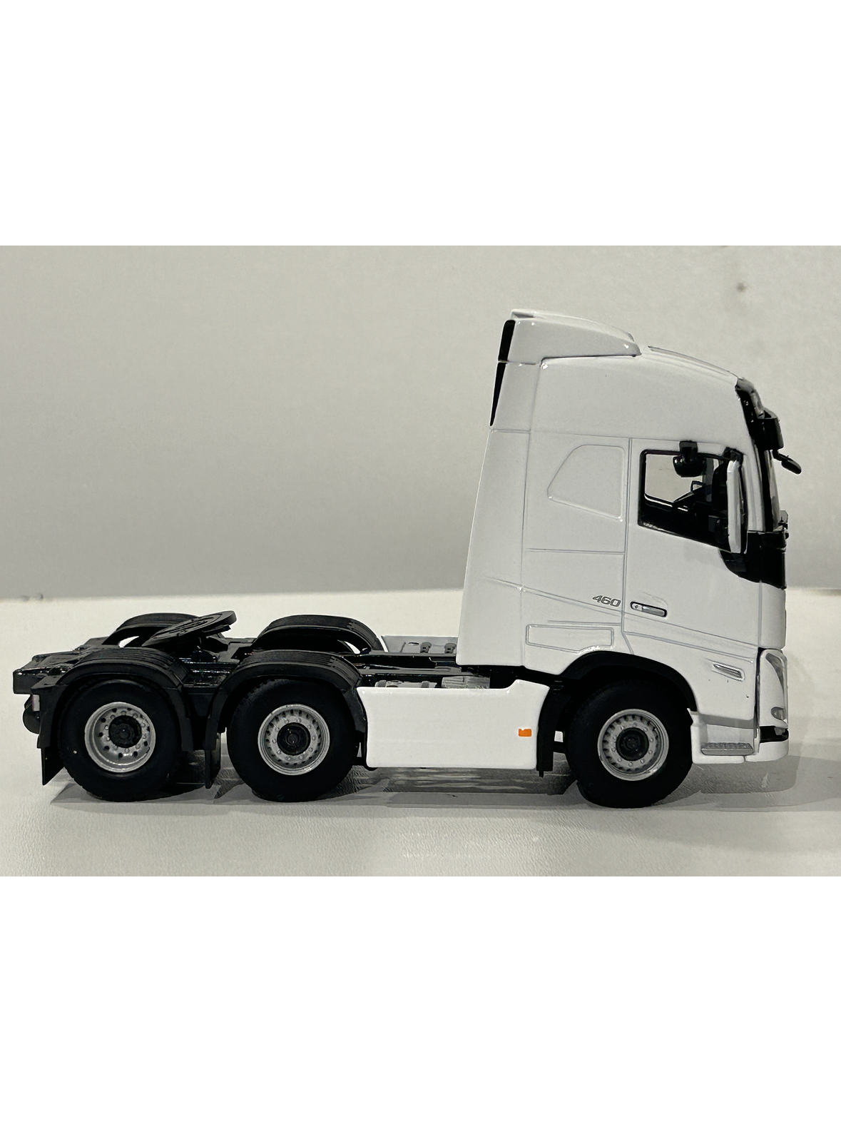 WSI White Line Volvo FH05 Globetrotter 6x2 TwinSteer 1:50 (03-2042) | Miniatura de alto realismo para coleccionistas en Chile 5