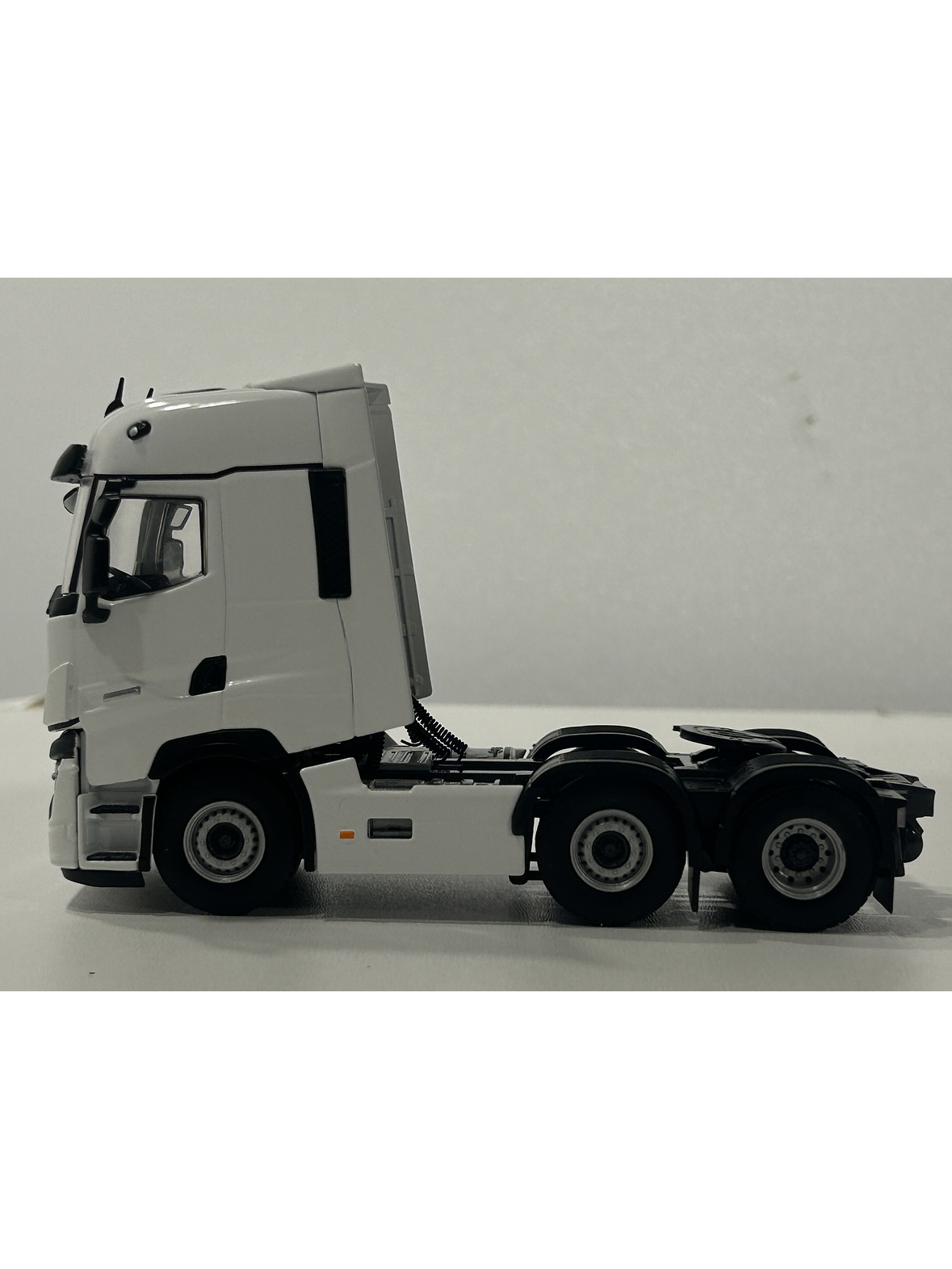 WSI White Line Renault T High Evolution 6x2 1:50 | Miniatura profesional para coleccionistas en Chile 9