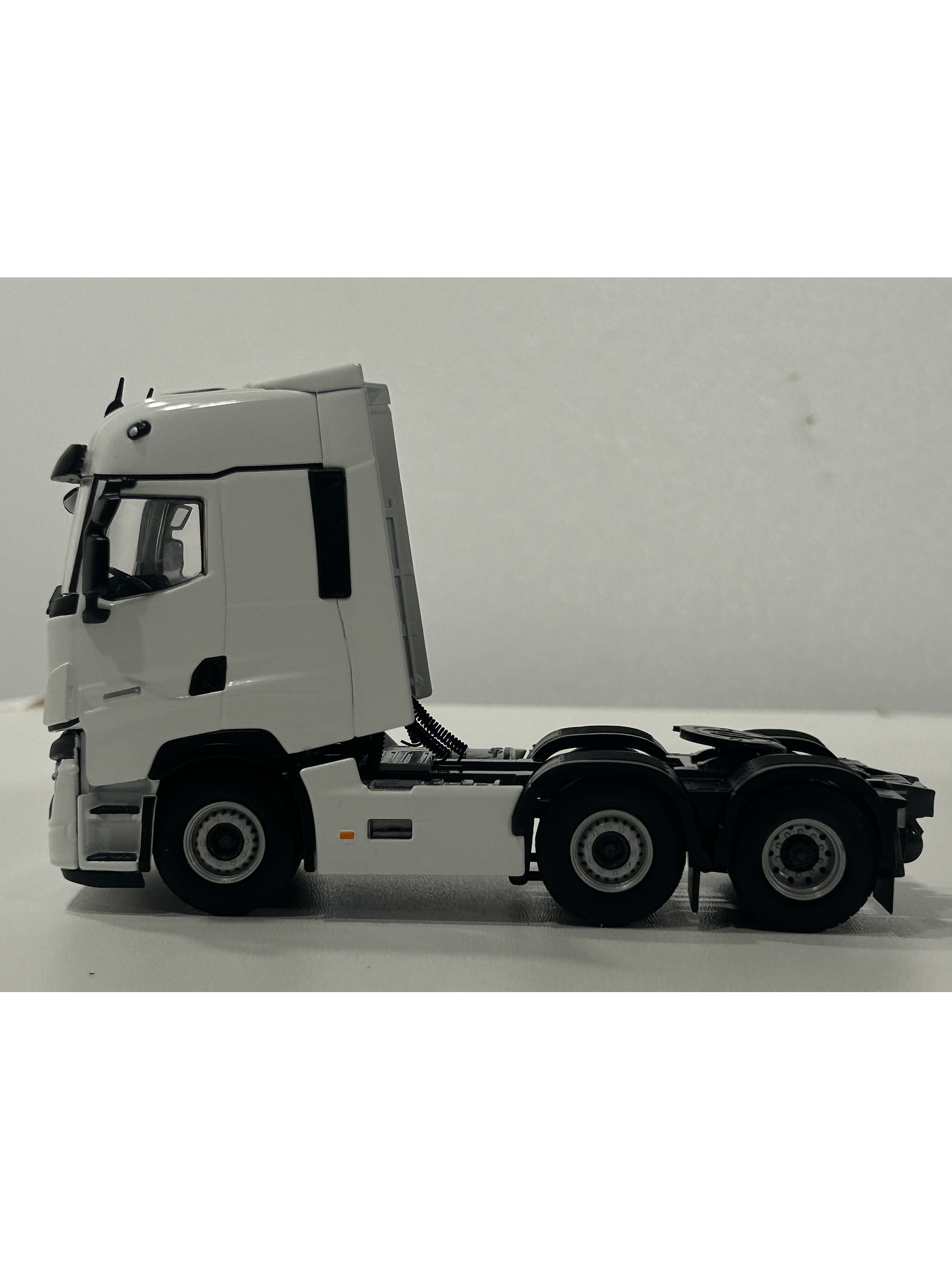 WSI White Line Renault T High Evolution 6x2 1:50 | Miniatura profesional para coleccionistas en Chile 9
