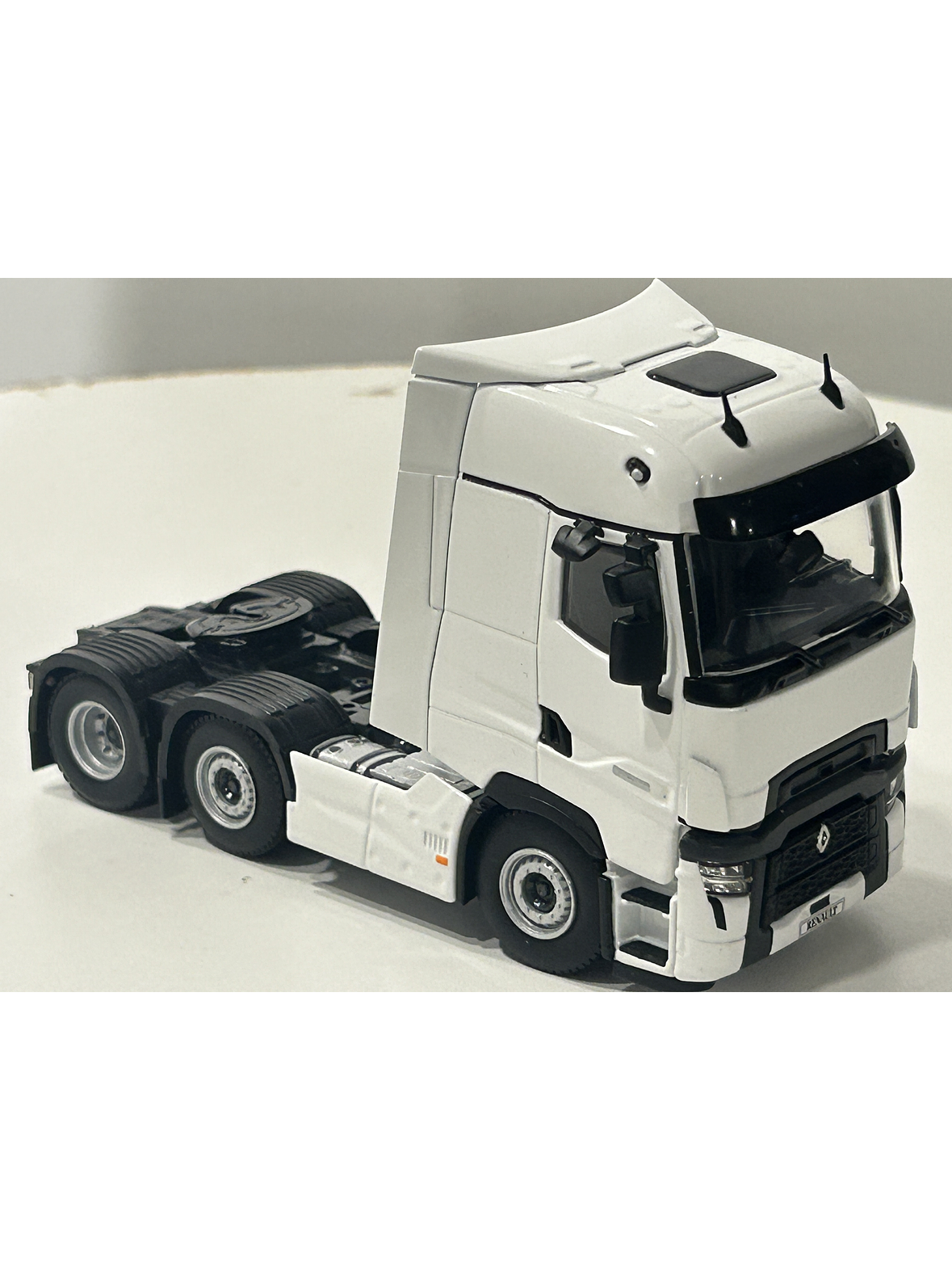 WSI White Line Renault T High Evolution 6x2 1:50 | Miniatura profesional para coleccionistas en Chile 3