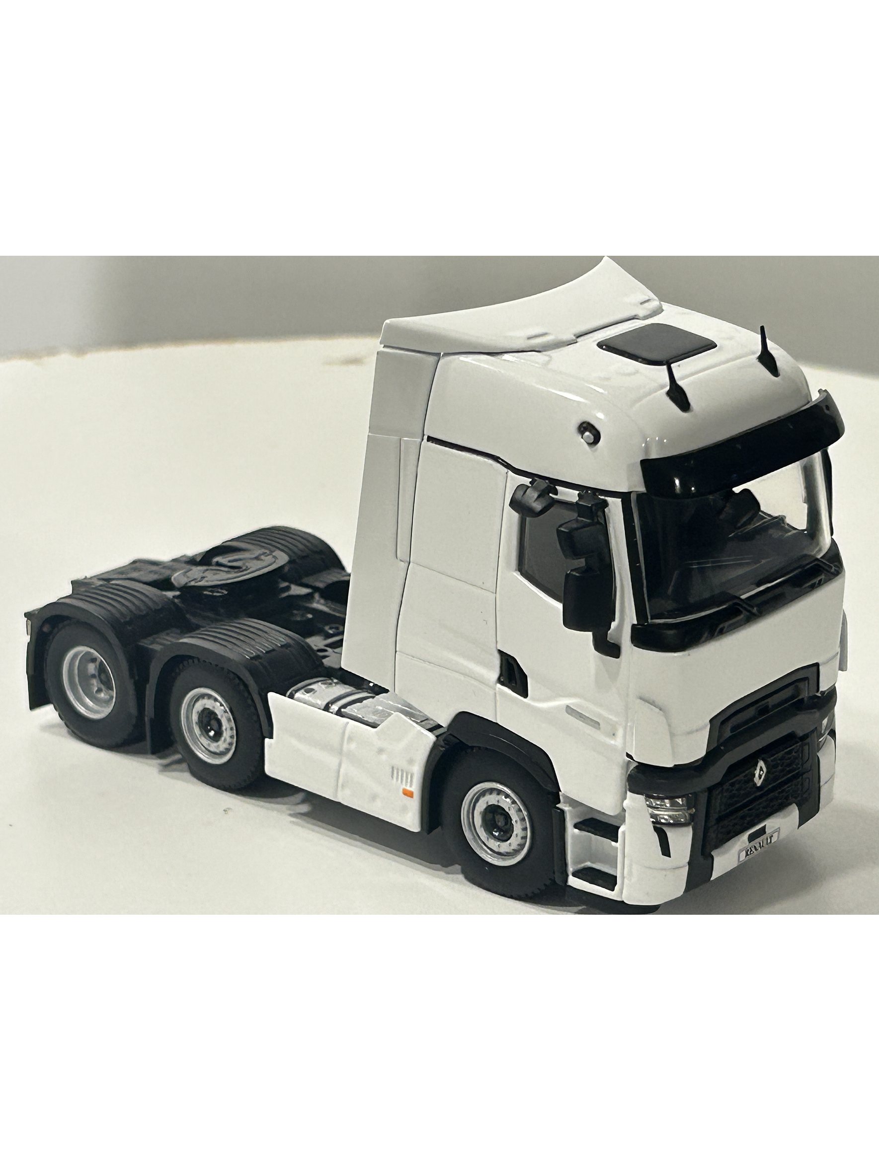 WSI White Line Renault T High Evolution 6x2 1:50 | Miniatura profesional para coleccionistas en Chile 3