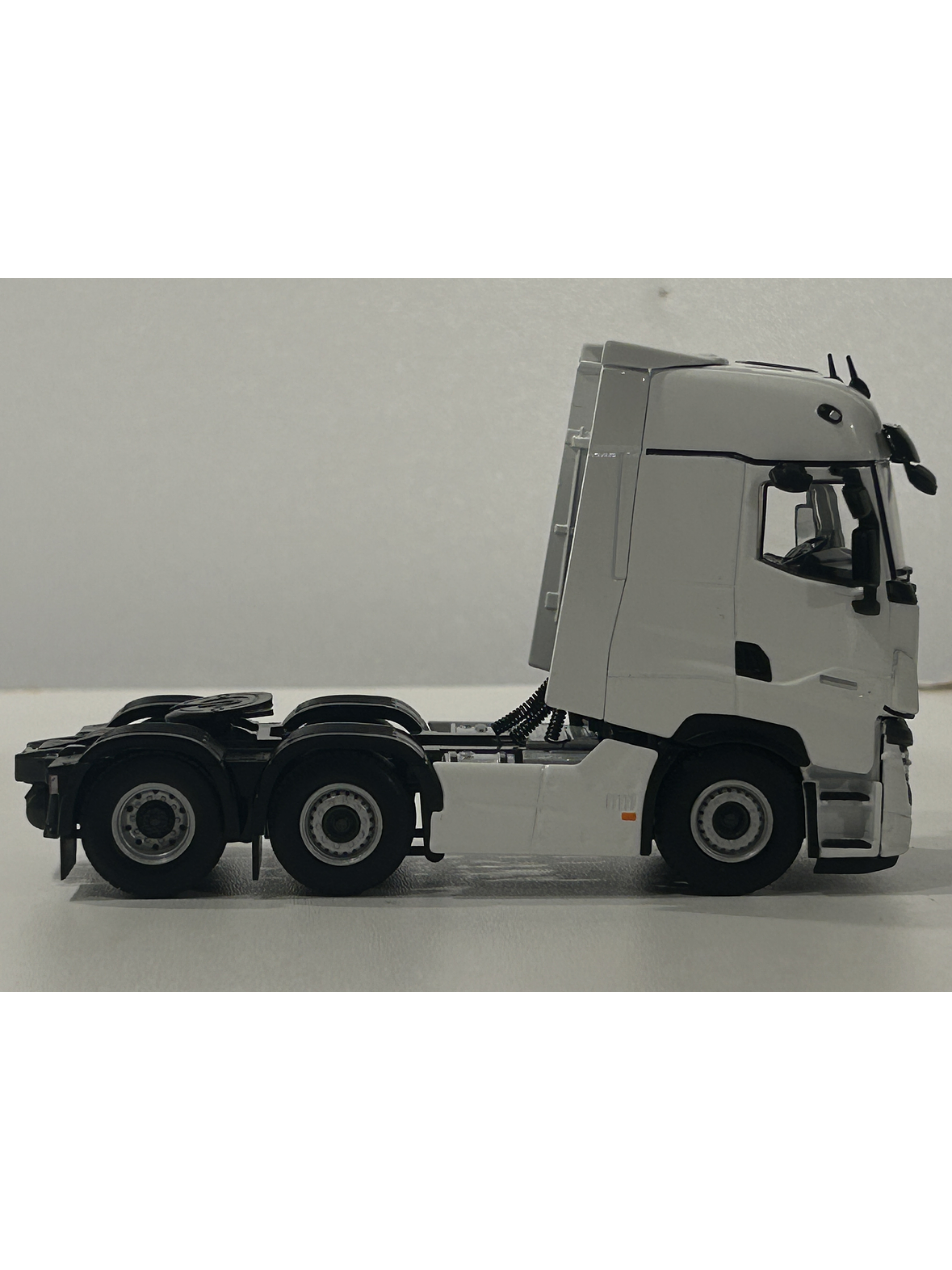 WSI White Line Renault T High Evolution 6x2 1:50 | Miniatura profesional para coleccionistas en Chile 5