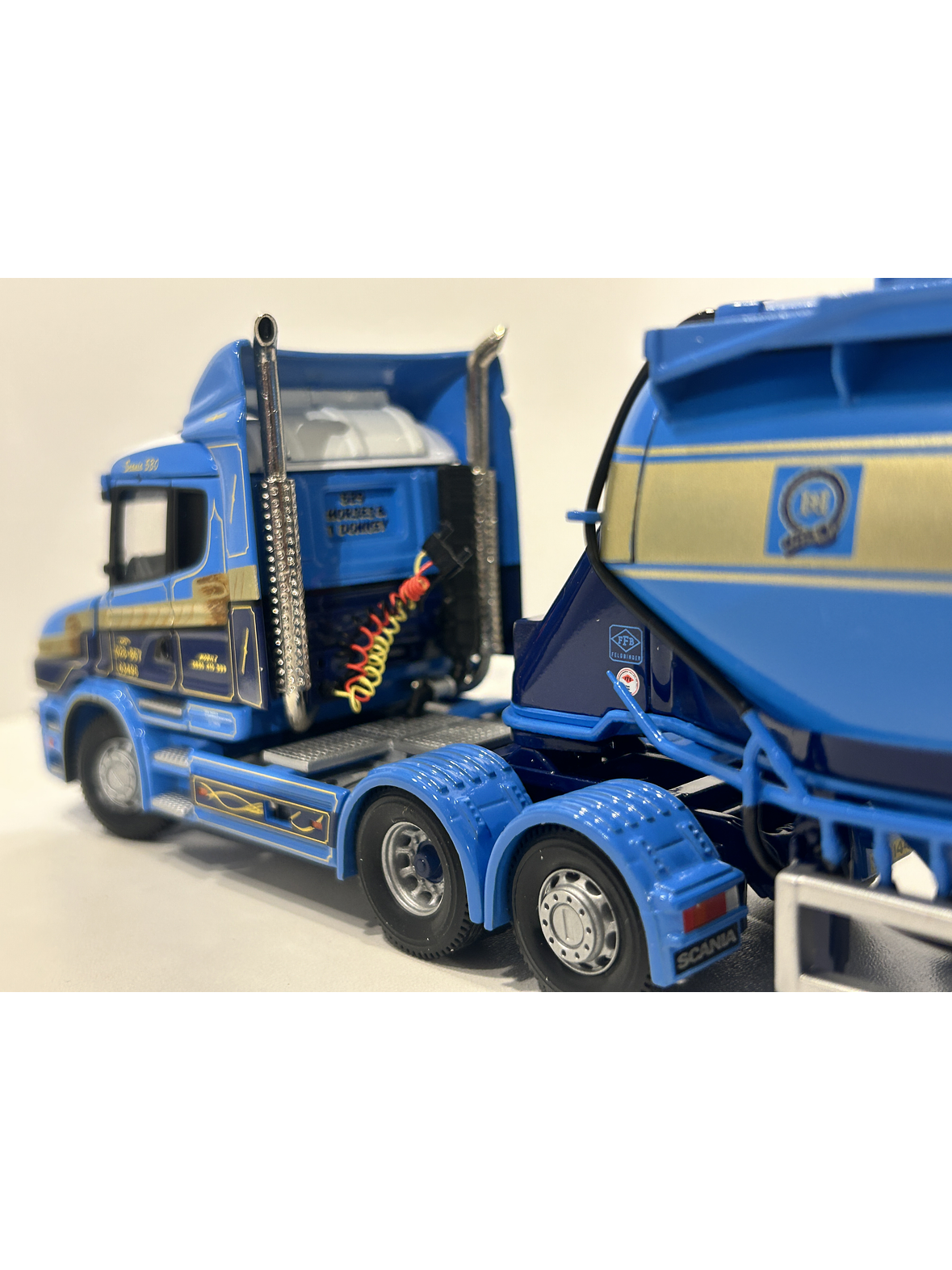 Corgi CC12801  1:50 Scania T-cab + Tolva Feldbinder “Ian Hayes Transport” – Edición Limitada 5