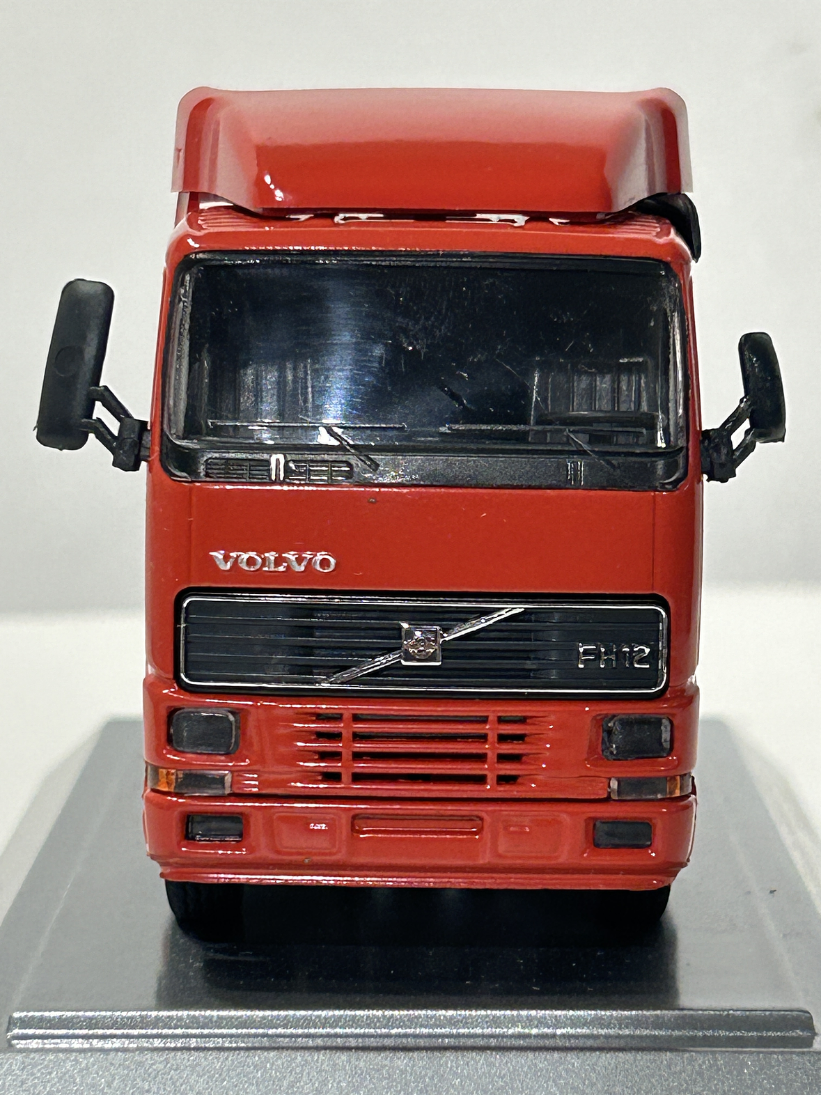 Camión Volvo FH12 1:50 “Introduction of Volvo FH in Saudi Arabia 1994 – The Future is Here” · Conrad Modelle, Alemania (Edición Conmemorativa) 8