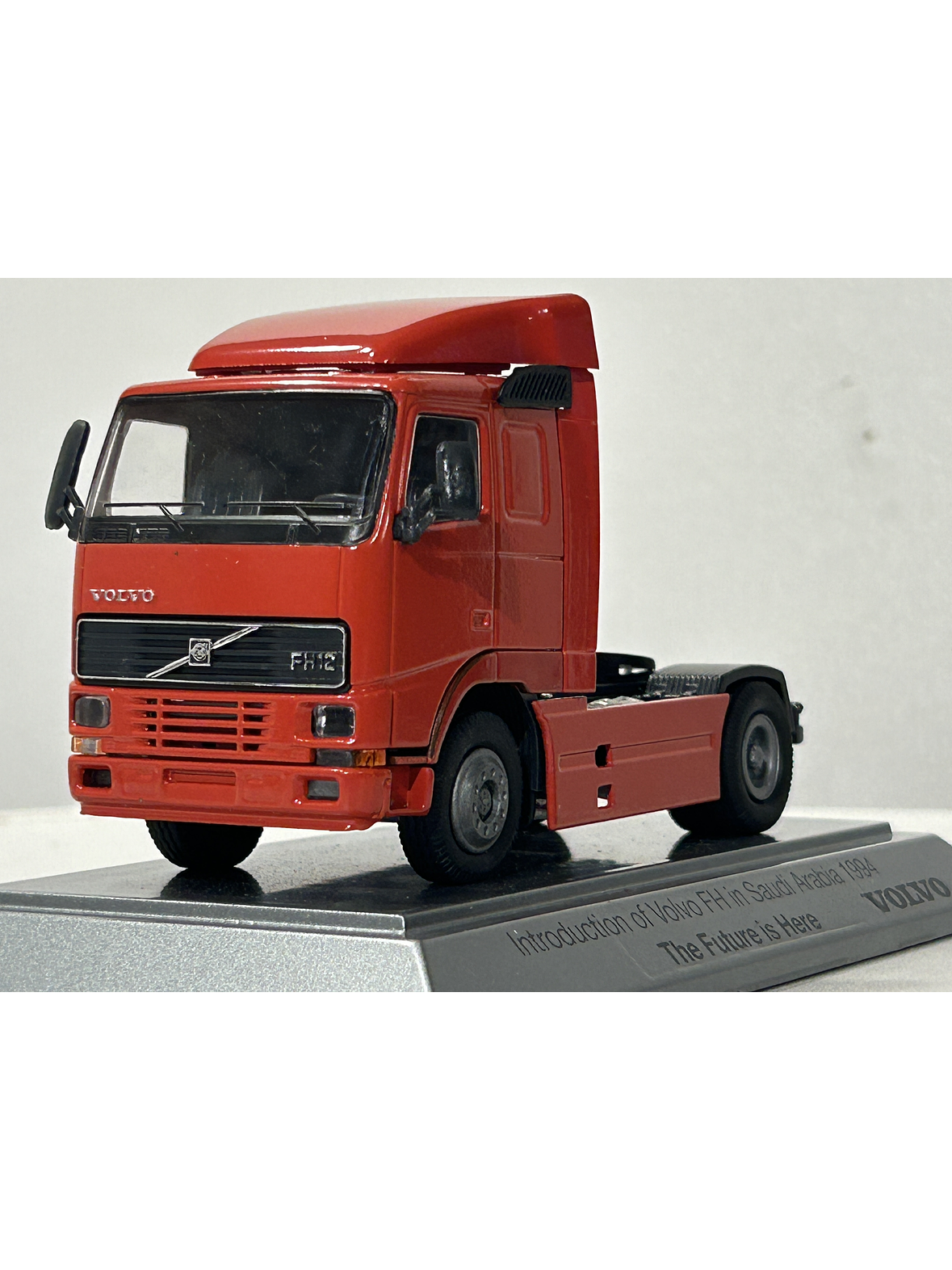Camión Volvo FH12 1:50 “Introduction of Volvo FH in Saudi Arabia 1994 – The Future is Here” · Conrad Modelle, Alemania (Edición Conmemorativa) 1