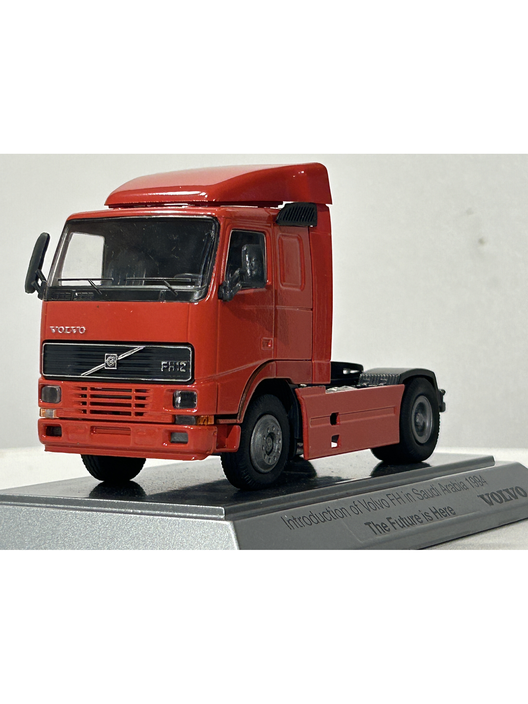 Camión Volvo FH12 1:50 “Introduction of Volvo FH in Saudi Arabia 1994 – The Future is Here” · Conrad Modelle, Alemania (Edición Conmemorativa) 1