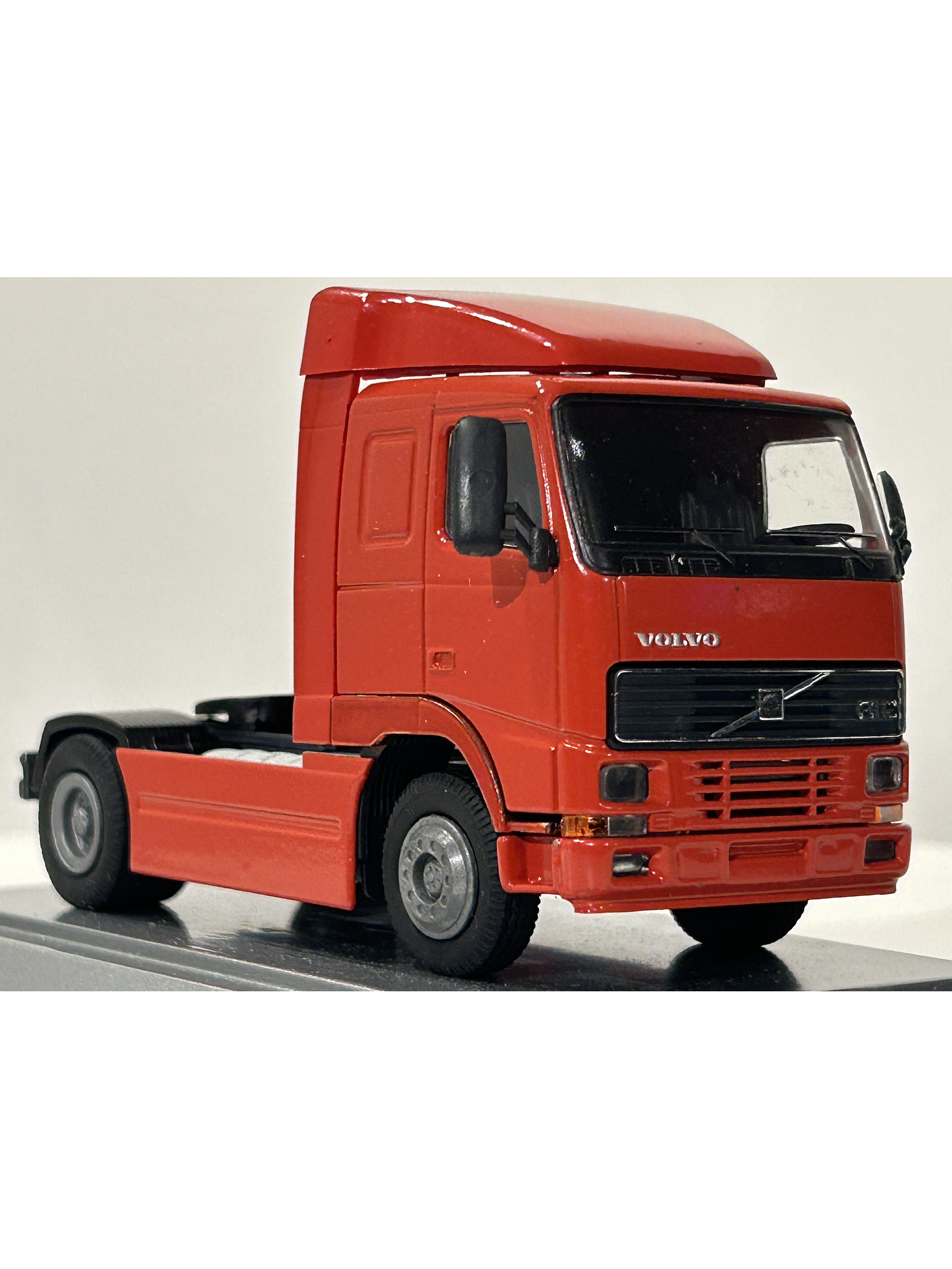 Camión Volvo FH12 1:50 “Introduction of Volvo FH in Saudi Arabia 1994 – The Future is Here” · Conrad Modelle, Alemania (Edición Conmemorativa) 7