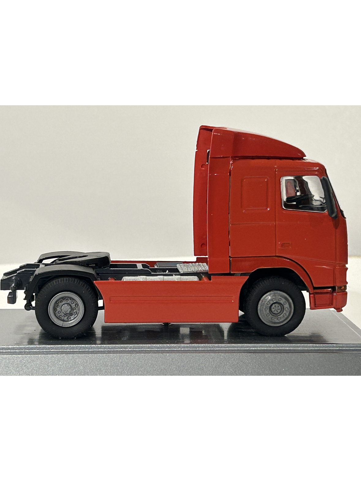 Camión Volvo FH12 1:50 “Introduction of Volvo FH in Saudi Arabia 1994 – The Future is Here” · Conrad Modelle, Alemania (Edición Conmemorativa) 6