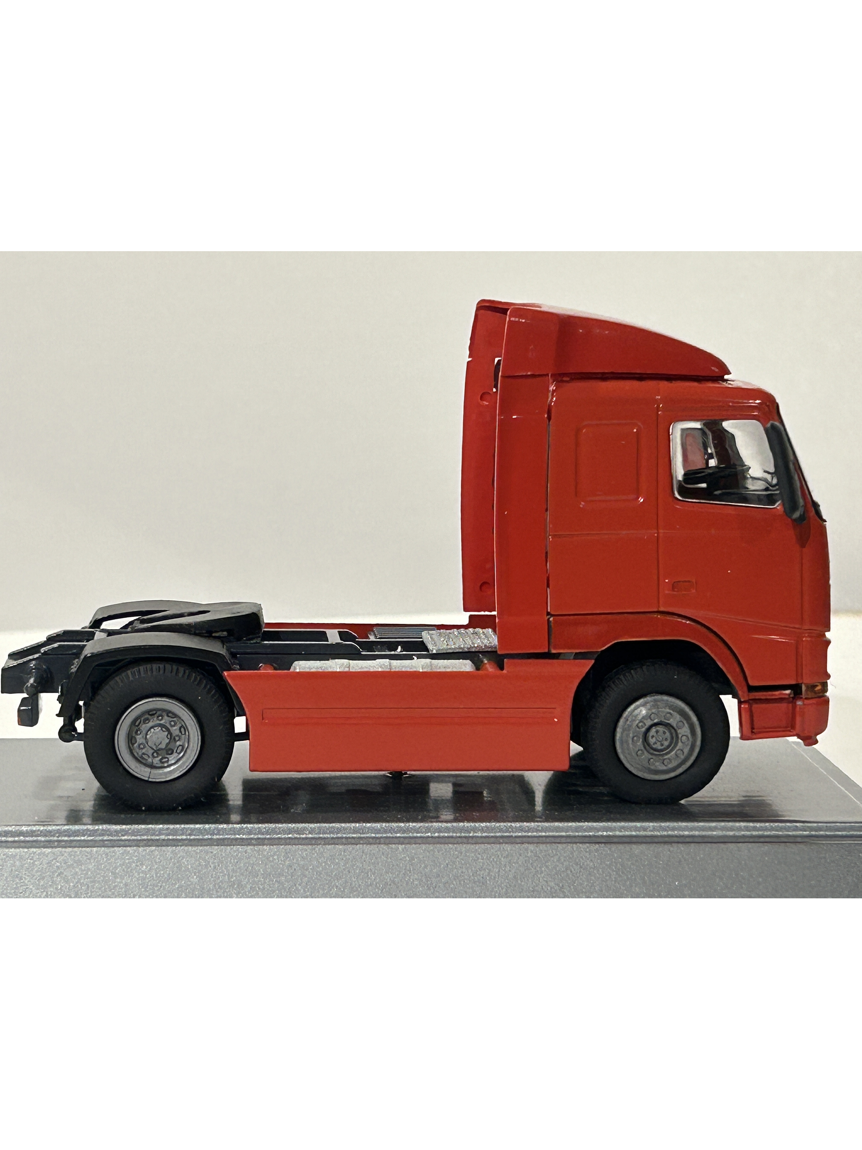 Camión Volvo FH12 1:50 “Introduction of Volvo FH in Saudi Arabia 1994 – The Future is Here” · Conrad Modelle, Alemania (Edición Conmemorativa) 6