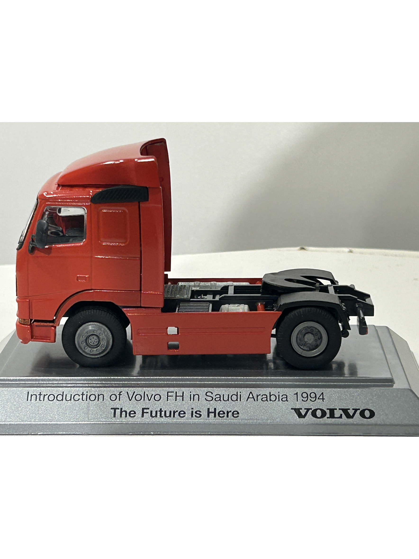 Camión Volvo FH12 1:50 “Introduction of Volvo FH in Saudi Arabia 1994 – The Future is Here” · Conrad Modelle, Alemania (Edición Conmemorativa) 2