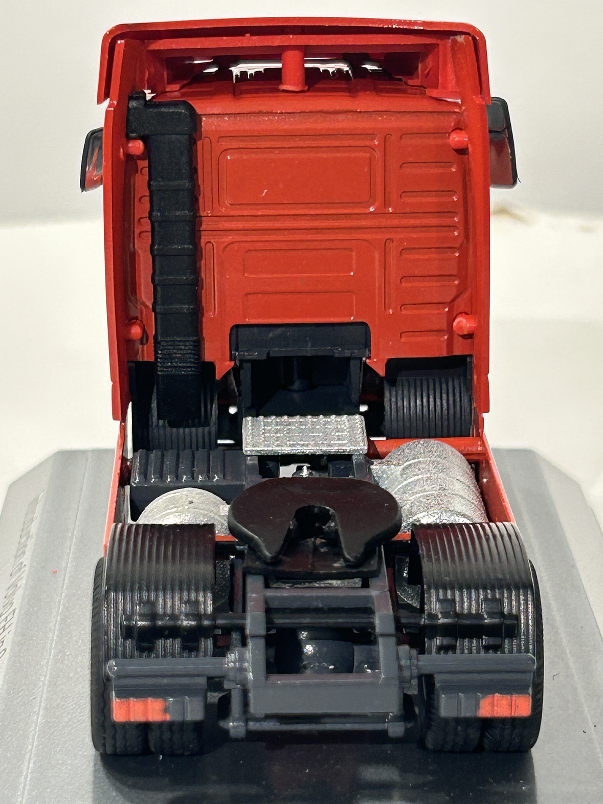 Camión Volvo FH12 1:50 “Introduction of Volvo FH in Saudi Arabia 1994 – The Future is Here” · Conrad Modelle, Alemania (Edición Conmemorativa) 4