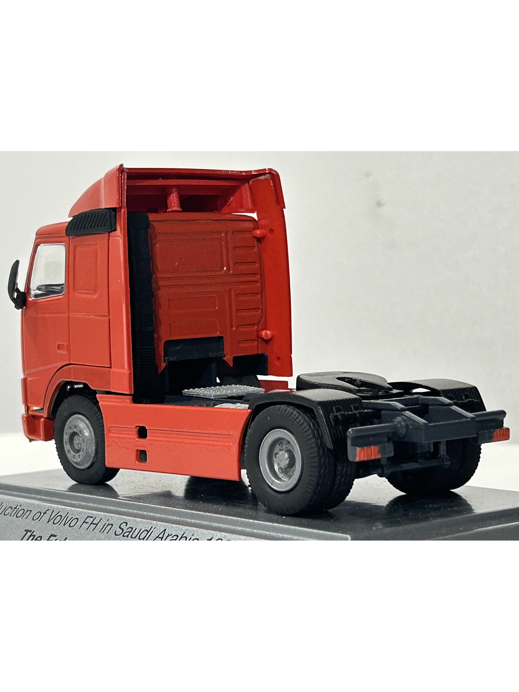Camión Volvo FH12 1:50 “Introduction of Volvo FH in Saudi Arabia 1994 – The Future is Here” · Conrad Modelle, Alemania (Edición Conmemorativa) 3