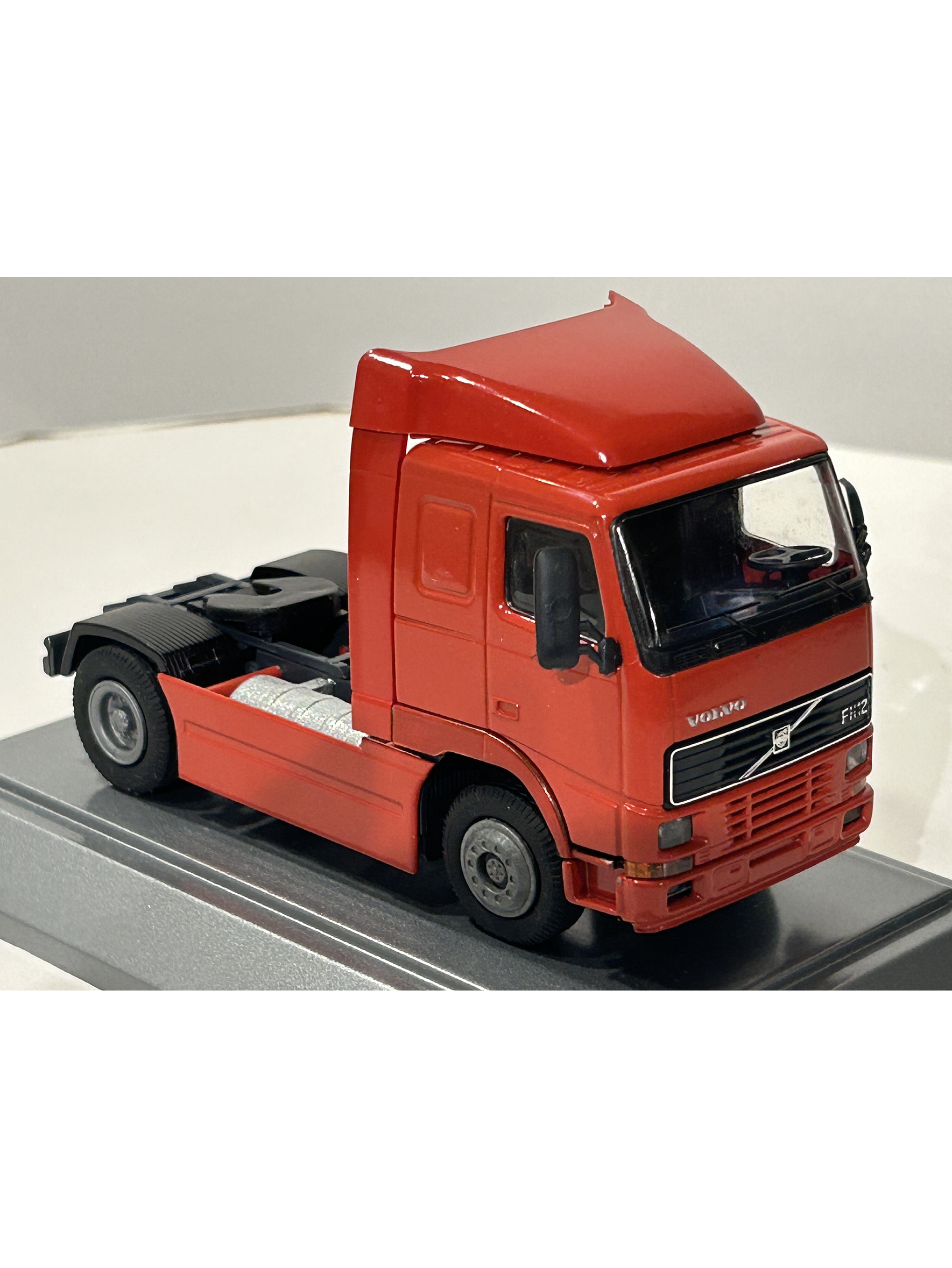 Camión Volvo FH12 1:50 “Introduction of Volvo FH in Saudi Arabia 1994 – The Future is Here” · Conrad Modelle, Alemania (Edición Conmemorativa) 9