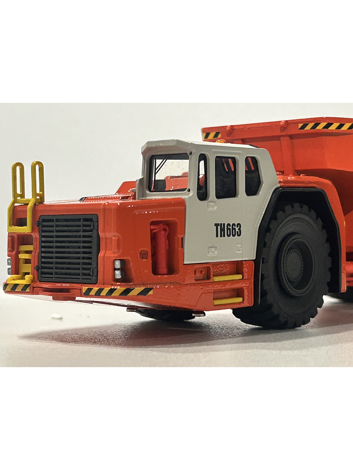Camión Dumper  Sandvik Toro TH663  — Conrad Modelle. Escala 1:50. Equipo minería subterránea bajo perfil de 63 t | Chile 3