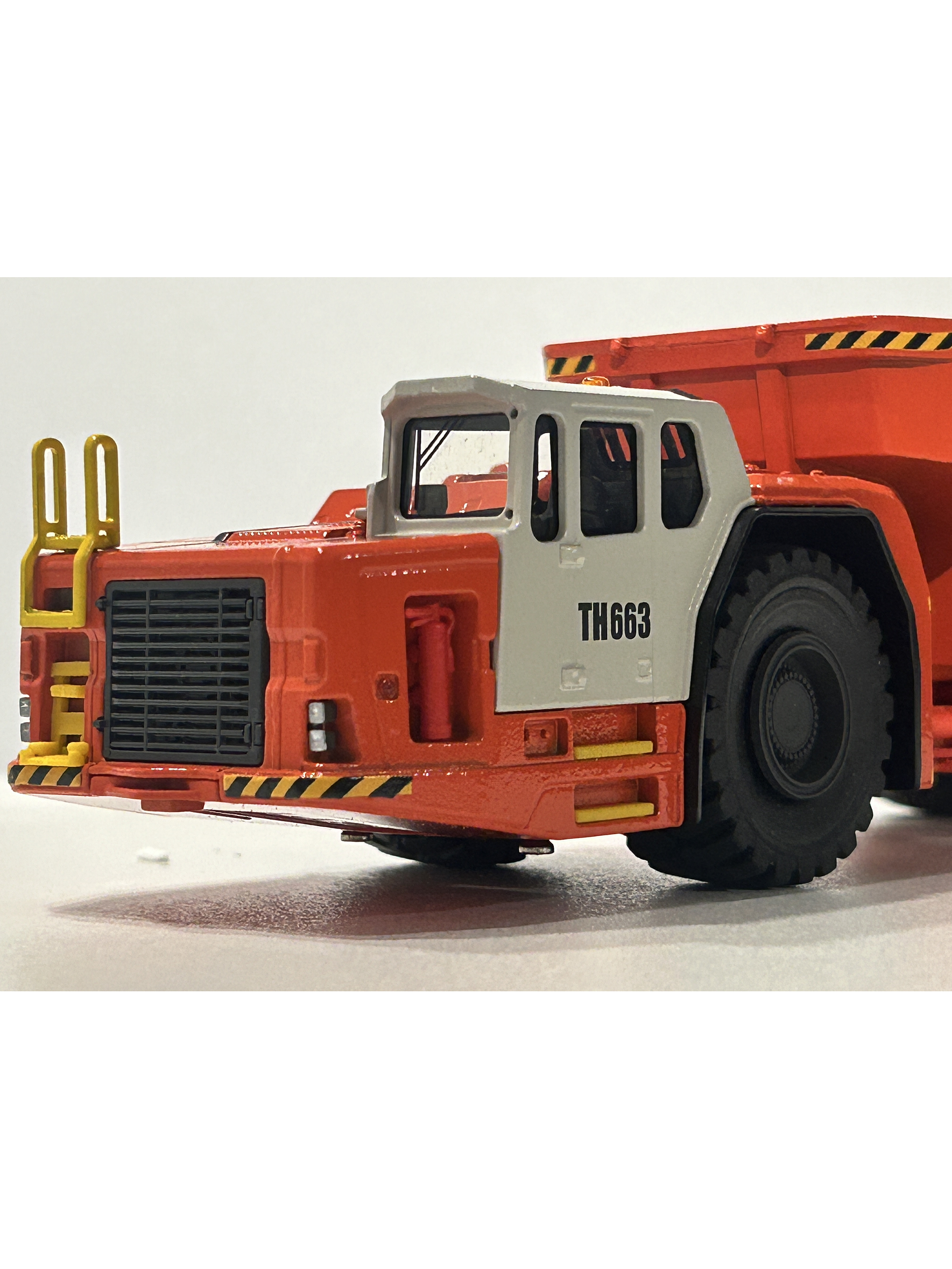 Camión Dumper  Sandvik Toro TH663  — Conrad Modelle. Escala 1:50. Equipo minería subterránea bajo perfil de 63 t | Chile 3
