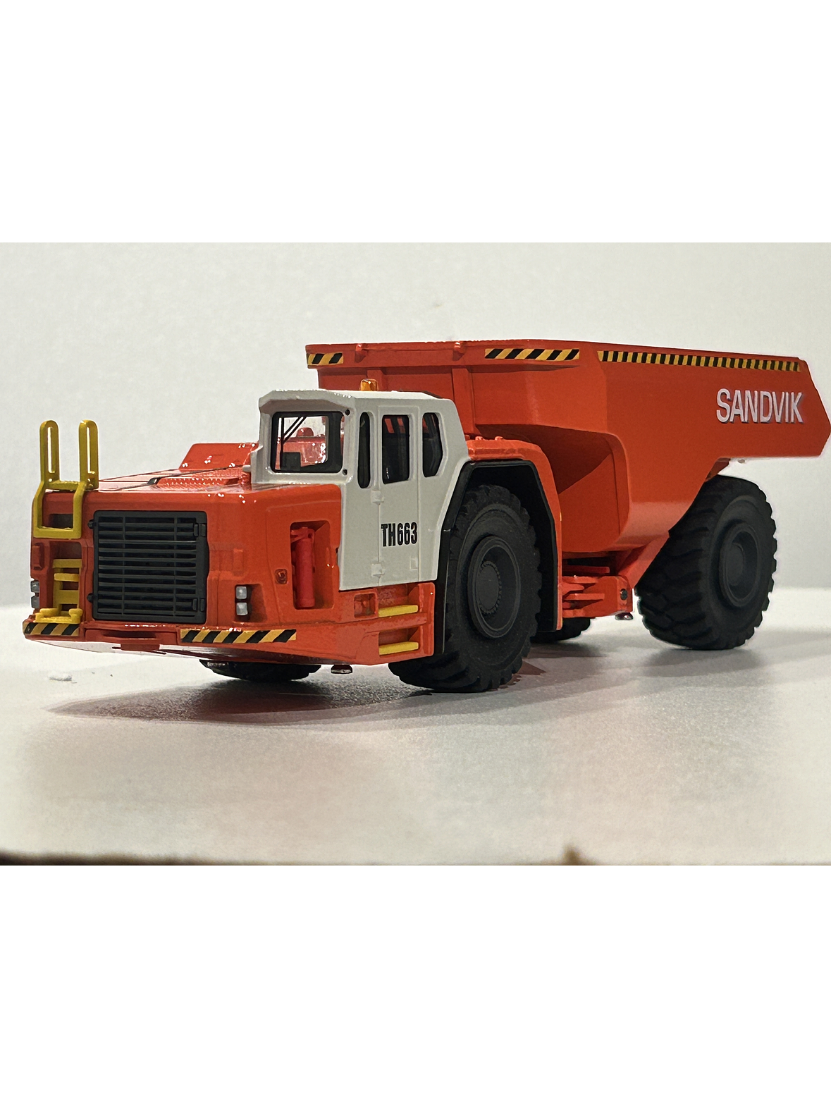 Camión Dumper  Sandvik Toro TH663  — Conrad Modelle. Escala 1:50. Equipo minería subterránea bajo perfil de 63 t | Chile 2