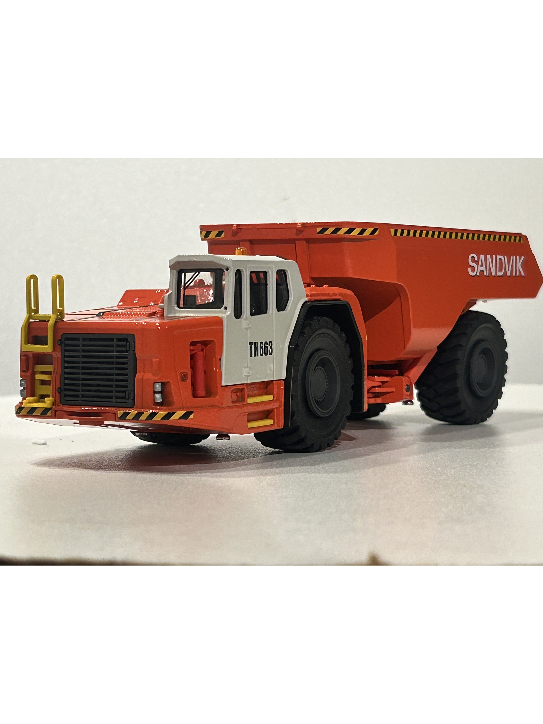 Camión Dumper  Sandvik Toro TH663  — Conrad Modelle. Escala 1:50. Equipo minería subterránea bajo perfil de 63 t | Chile 2