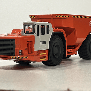 Camión Dumper  Sandvik Toro TH663  — Conrad Modelle. Escala 1:50. Equipo minería subterránea bajo perfil de 63 t | Chile