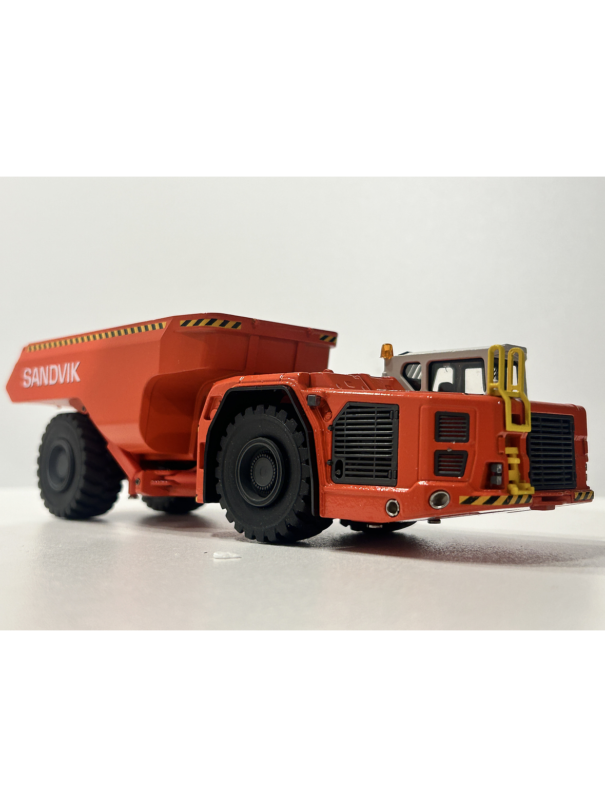 Camión Dumper  Sandvik Toro TH663  — Conrad Modelle. Escala 1:50. Equipo minería subterránea bajo perfil de 63 t | Chile 12