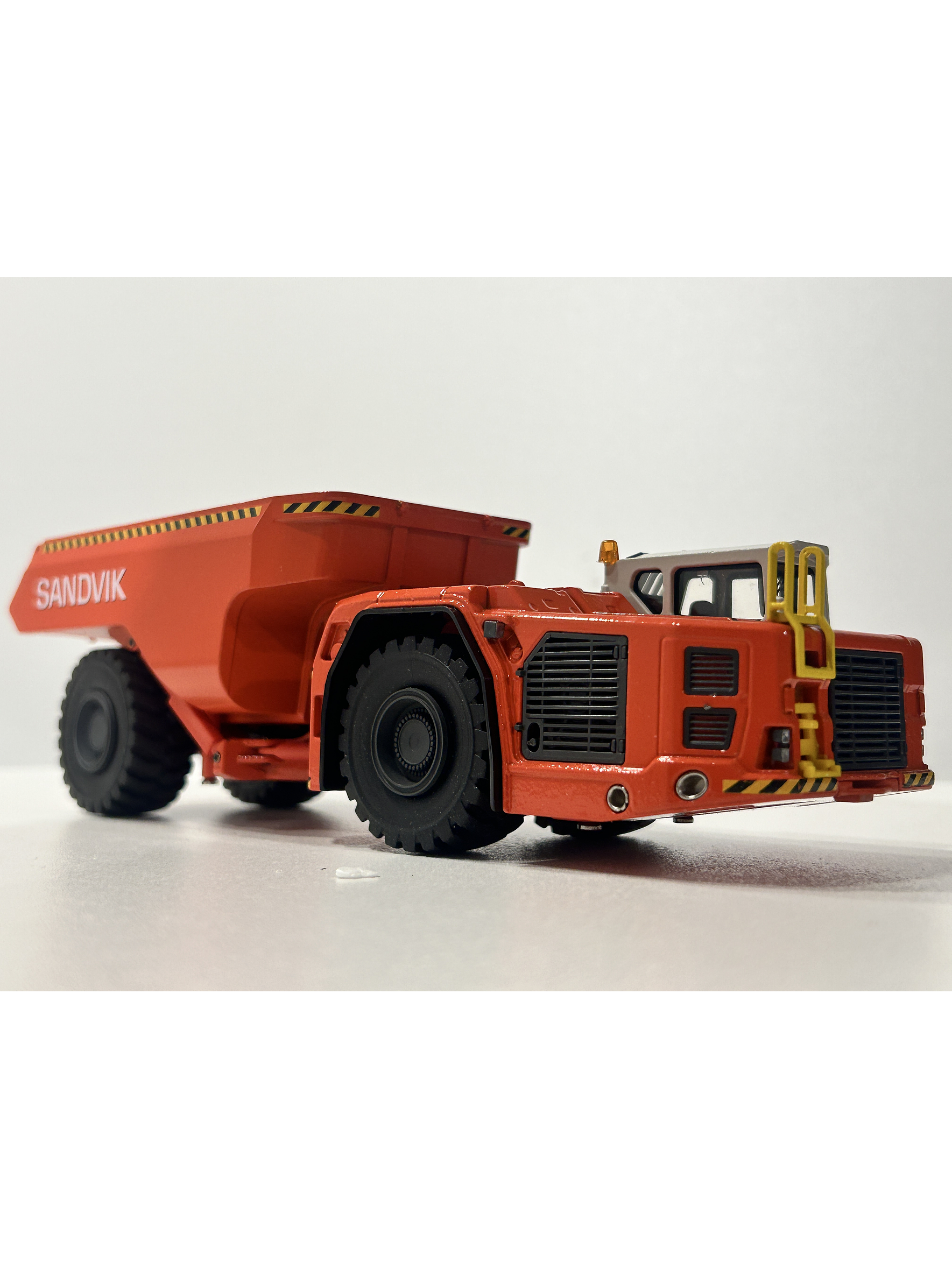 Camión Dumper  Sandvik Toro TH663  — Conrad Modelle. Escala 1:50. Equipo minería subterránea bajo perfil de 63 t | Chile 12