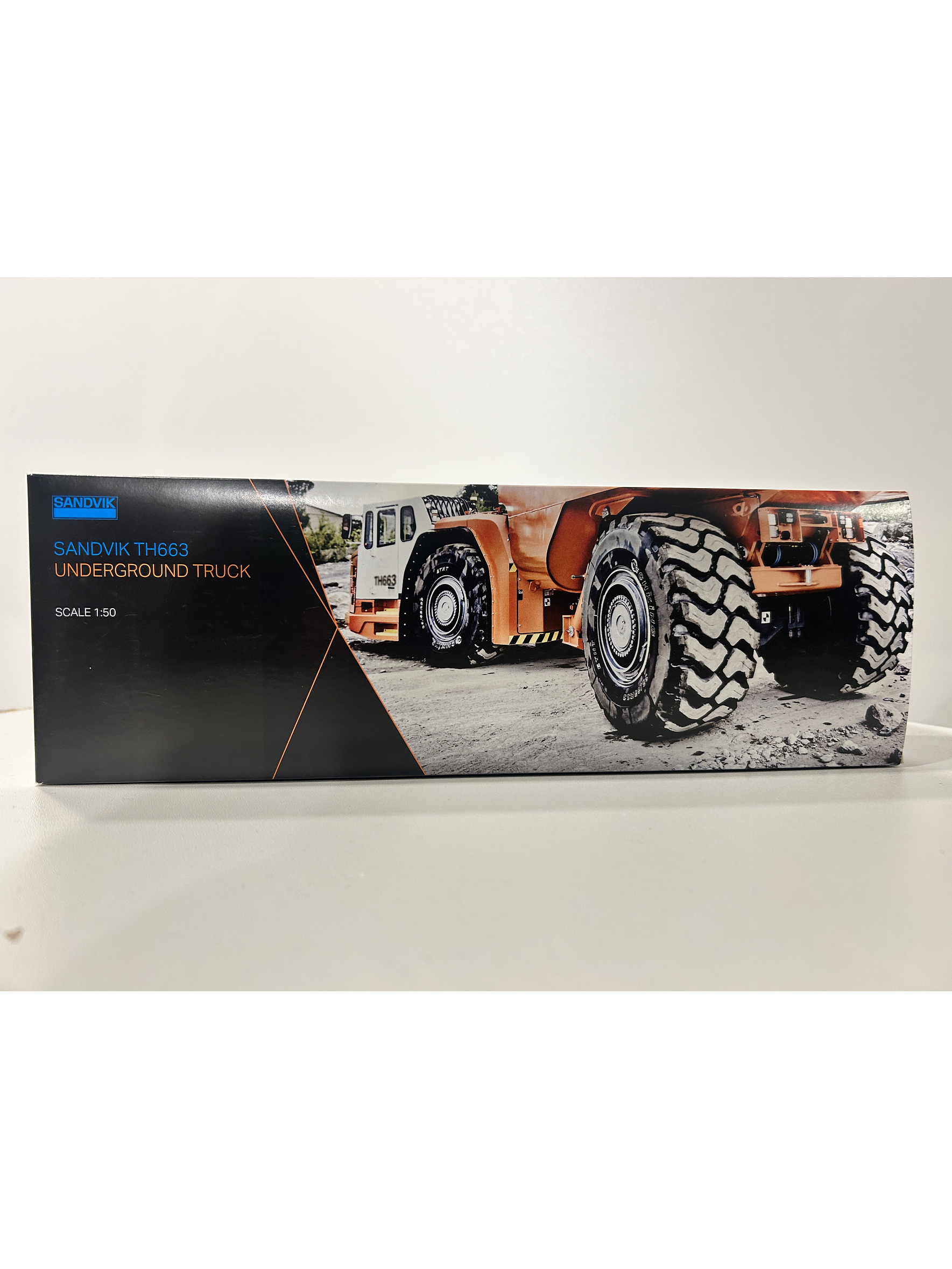 Camión Dumper  Sandvik Toro TH663  — Conrad Modelle. Escala 1:50. Equipo minería subterránea bajo perfil de 63 t | Chile 13