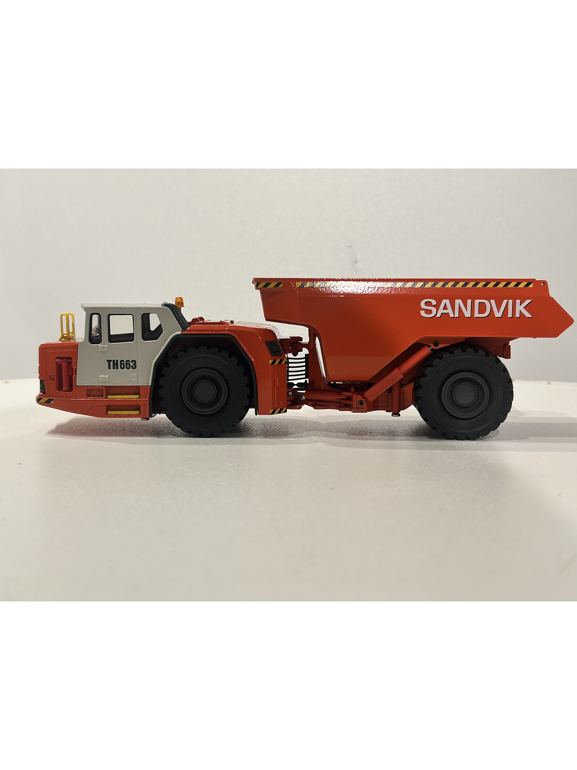 Camión Dumper  Sandvik Toro TH663  — Conrad Modelle. Escala 1:50. Equipo minería subterránea bajo perfil de 63 t | Chile 11