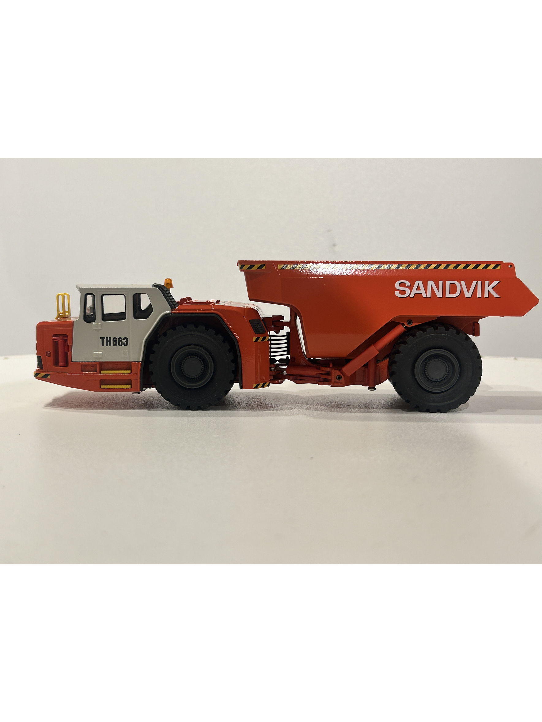 Camión Dumper  Sandvik Toro TH663  — Conrad Modelle. Escala 1:50. Equipo minería subterránea bajo perfil de 63 t | Chile 11