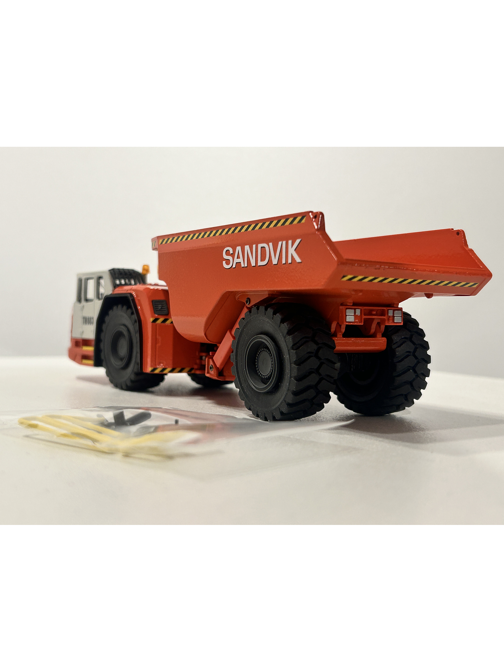 Camión Dumper  Sandvik Toro TH663  — Conrad Modelle. Escala 1:50. Equipo minería subterránea bajo perfil de 63 t | Chile 10
