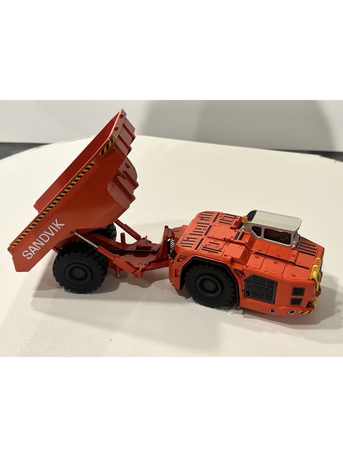 Camión Dumper  Sandvik Toro TH663  — Conrad Modelle. Escala 1:50. Equipo minería subterránea bajo perfil de 63 t | Chile 6