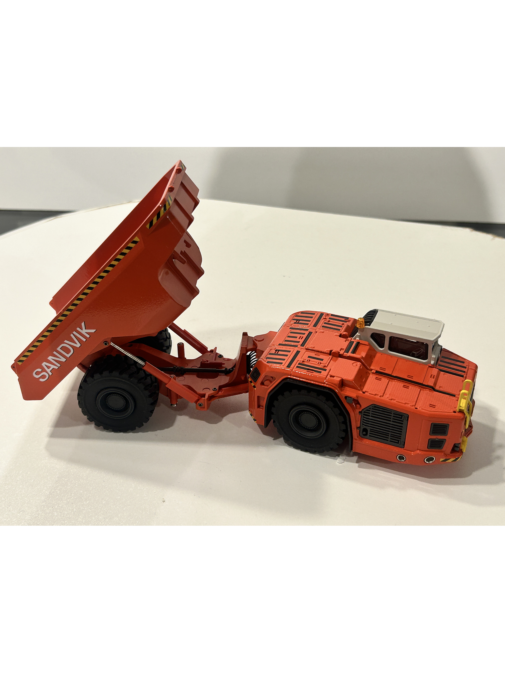 Camión Dumper  Sandvik Toro TH663  — Conrad Modelle. Escala 1:50. Equipo minería subterránea bajo perfil de 63 t | Chile 6
