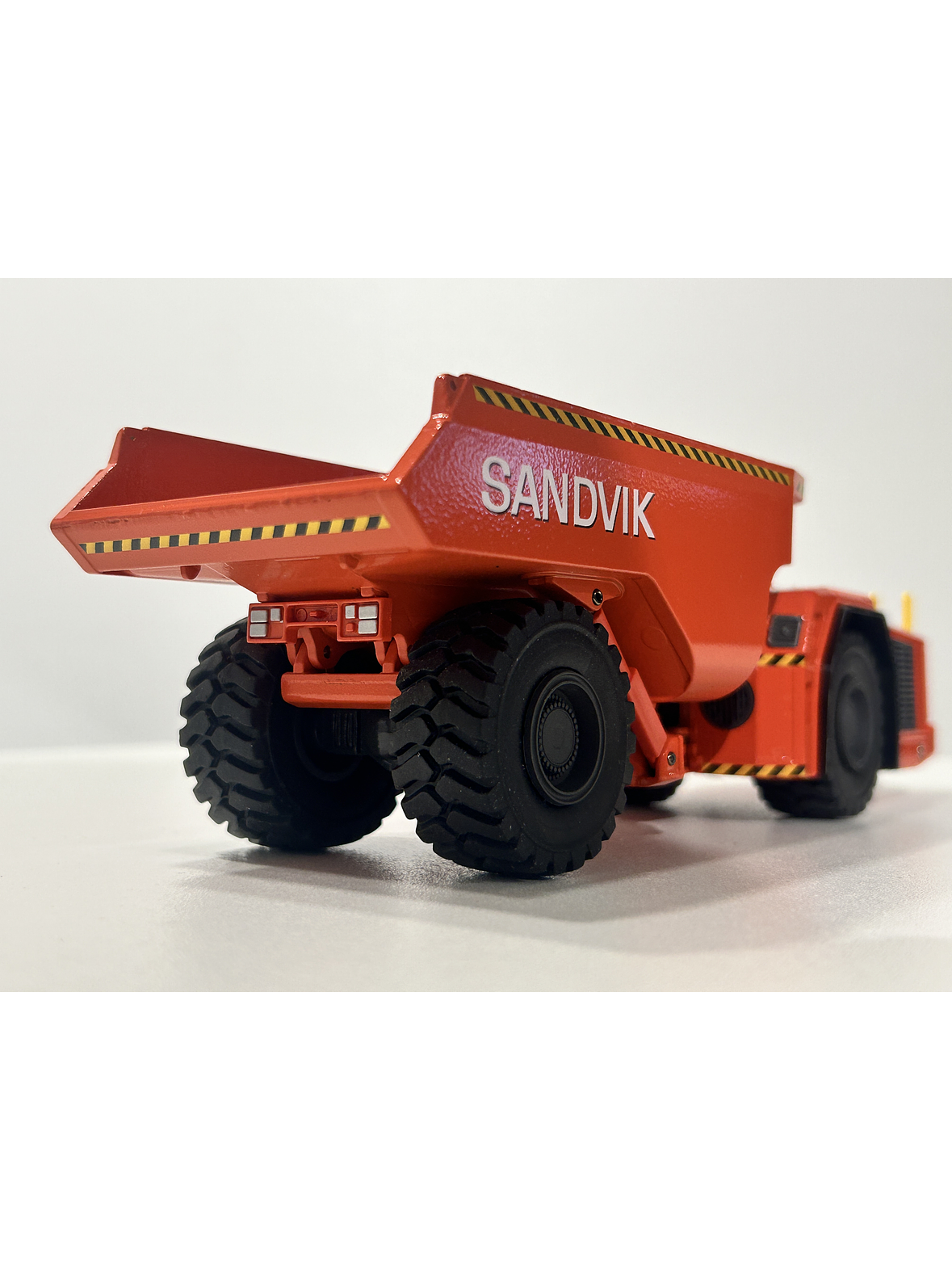 Camión Dumper  Sandvik Toro TH663  — Conrad Modelle. Escala 1:50. Equipo minería subterránea bajo perfil de 63 t | Chile 8