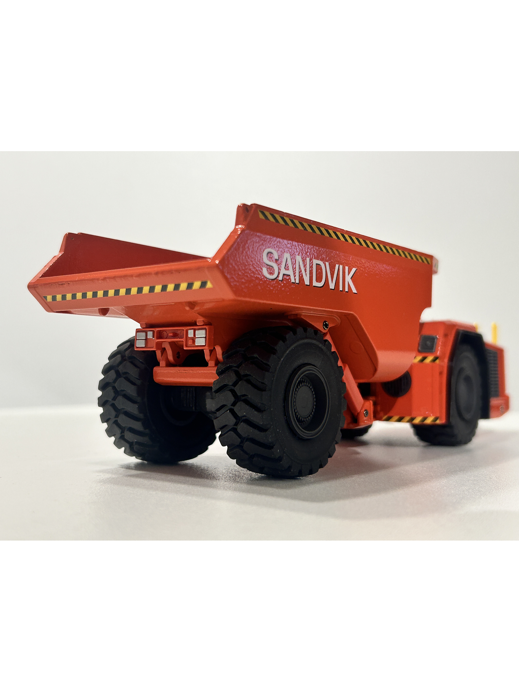 Camión Dumper  Sandvik Toro TH663  — Conrad Modelle. Escala 1:50. Equipo minería subterránea bajo perfil de 63 t | Chile 8