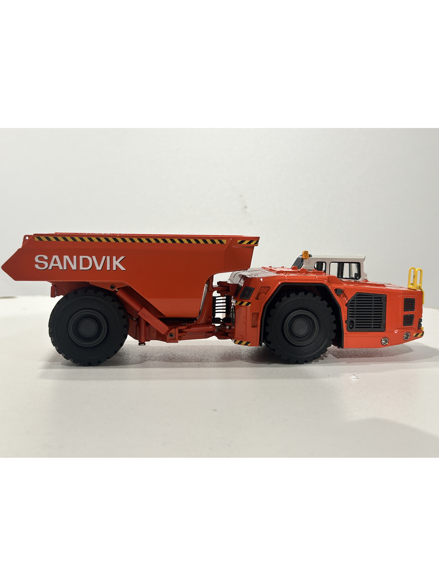 Camión Dumper  Sandvik Toro TH663  — Conrad Modelle. Escala 1:50. Equipo minería subterránea bajo perfil de 63 t | Chile 7