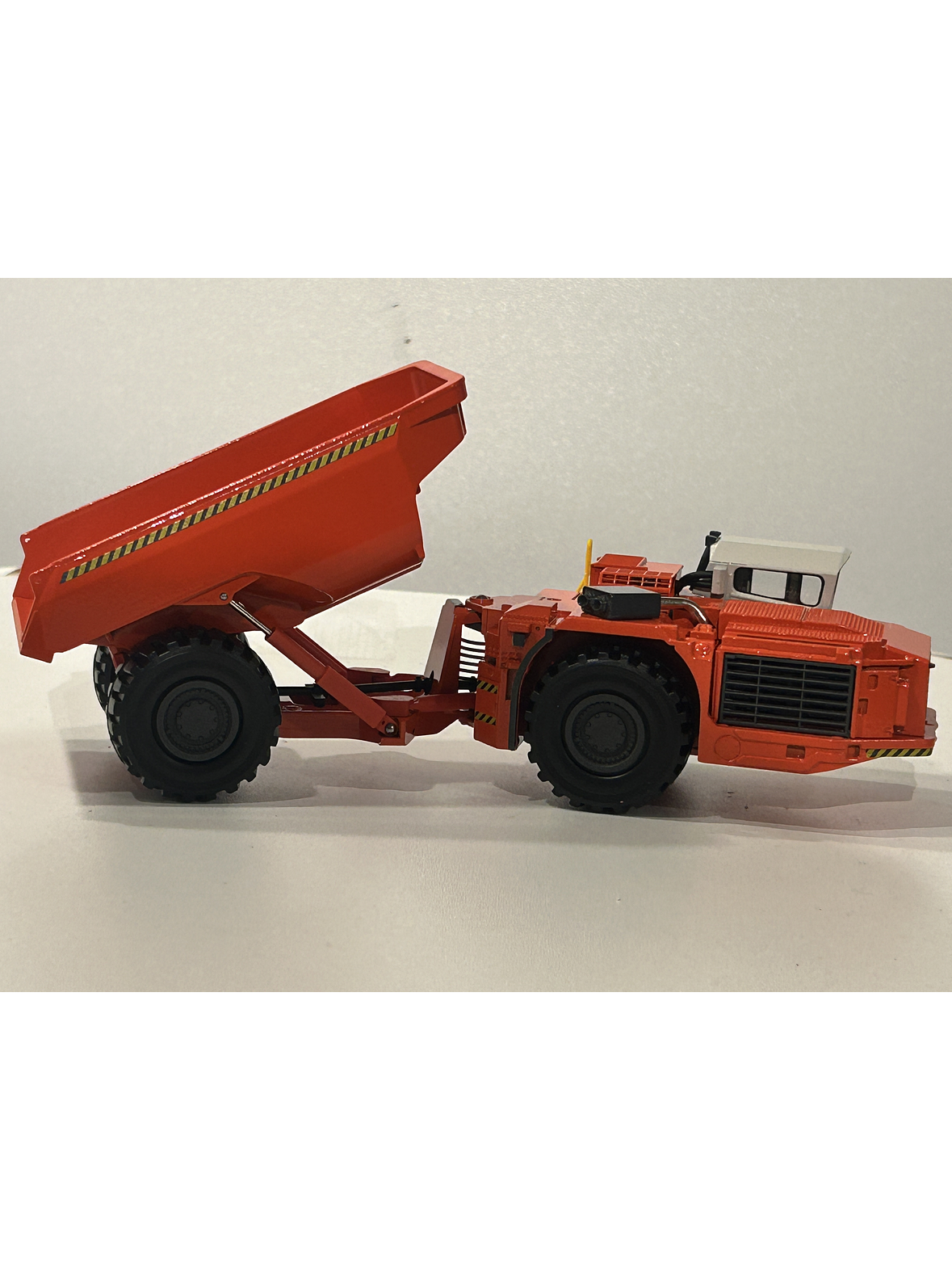Conrad 1:50 Sandvik TH550 Underground Dumper 2729/02 | Ruta Nostalgia Chile 6