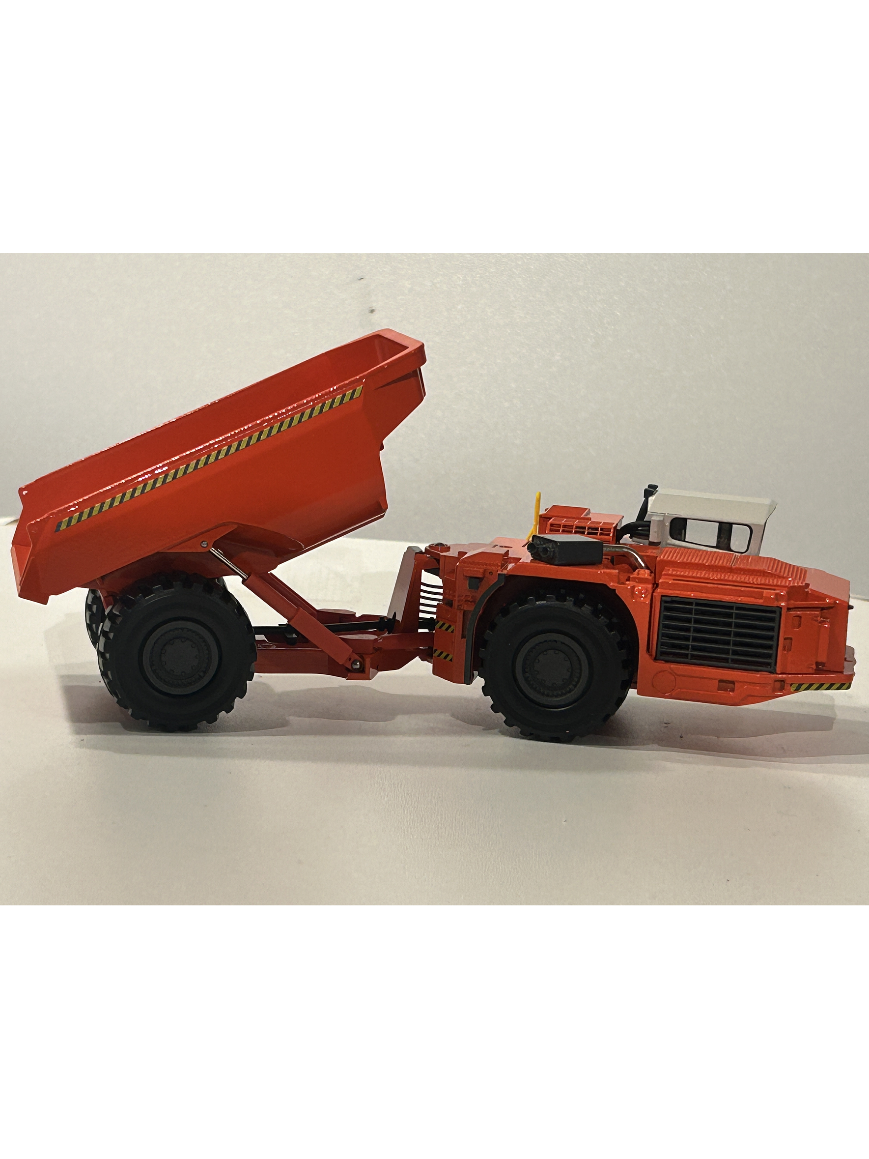 Conrad 1:50 Sandvik TH550 Underground Dumper 2729/02 | Ruta Nostalgia Chile 6