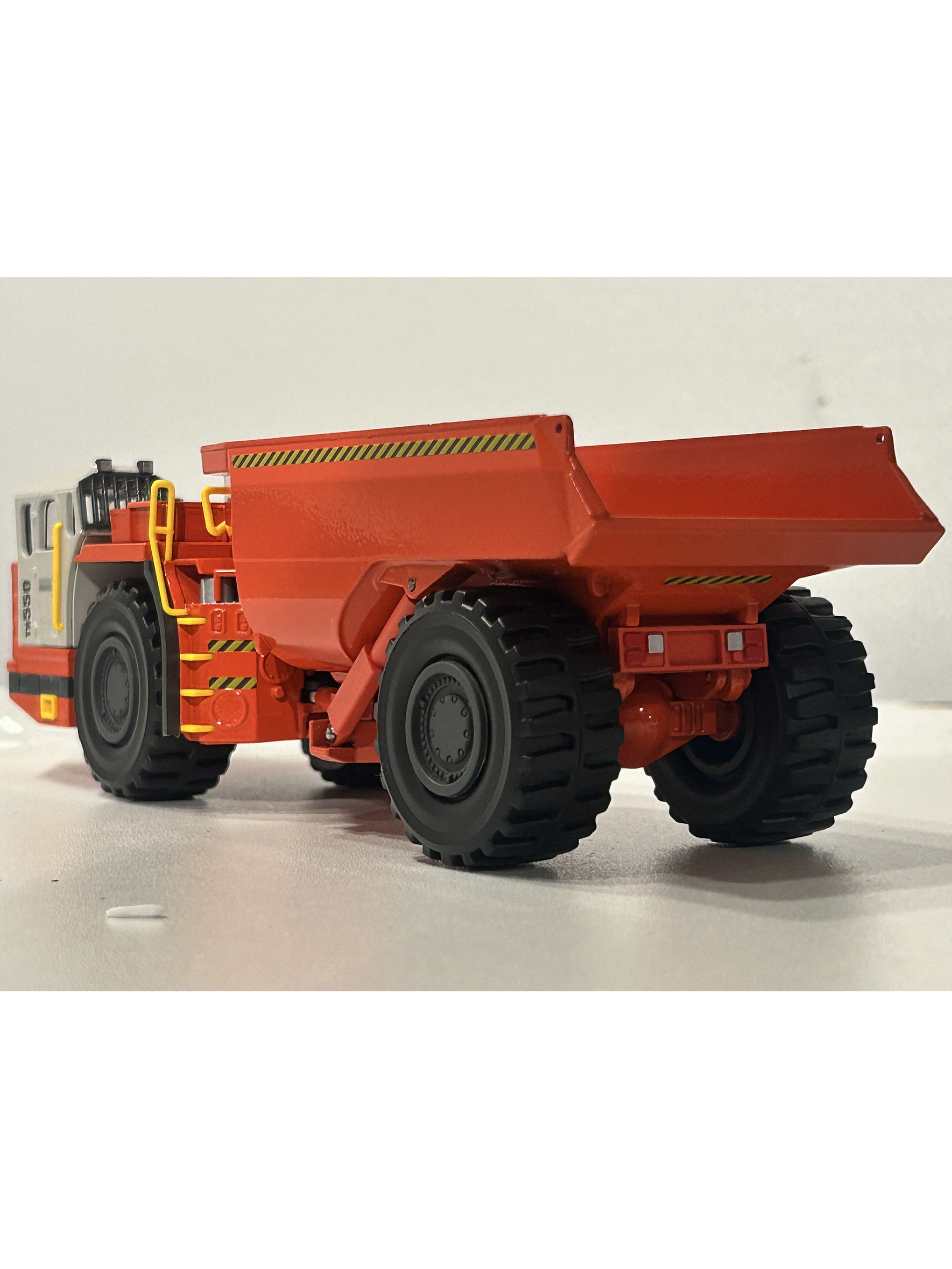 Conrad 1:50 Sandvik TH550 Underground Dumper 2729/02 | Ruta Nostalgia Chile 10