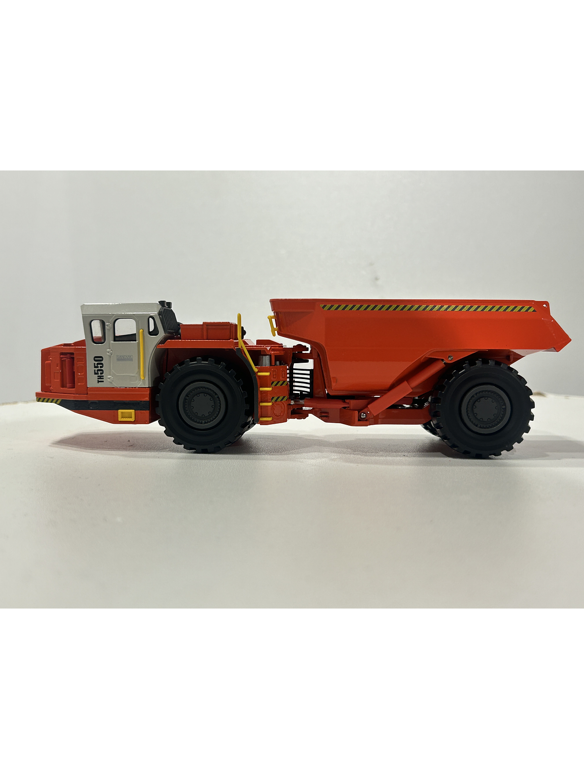 Conrad 1:50 Sandvik TH550 Underground Dumper 2729/02 | Ruta Nostalgia Chile 11