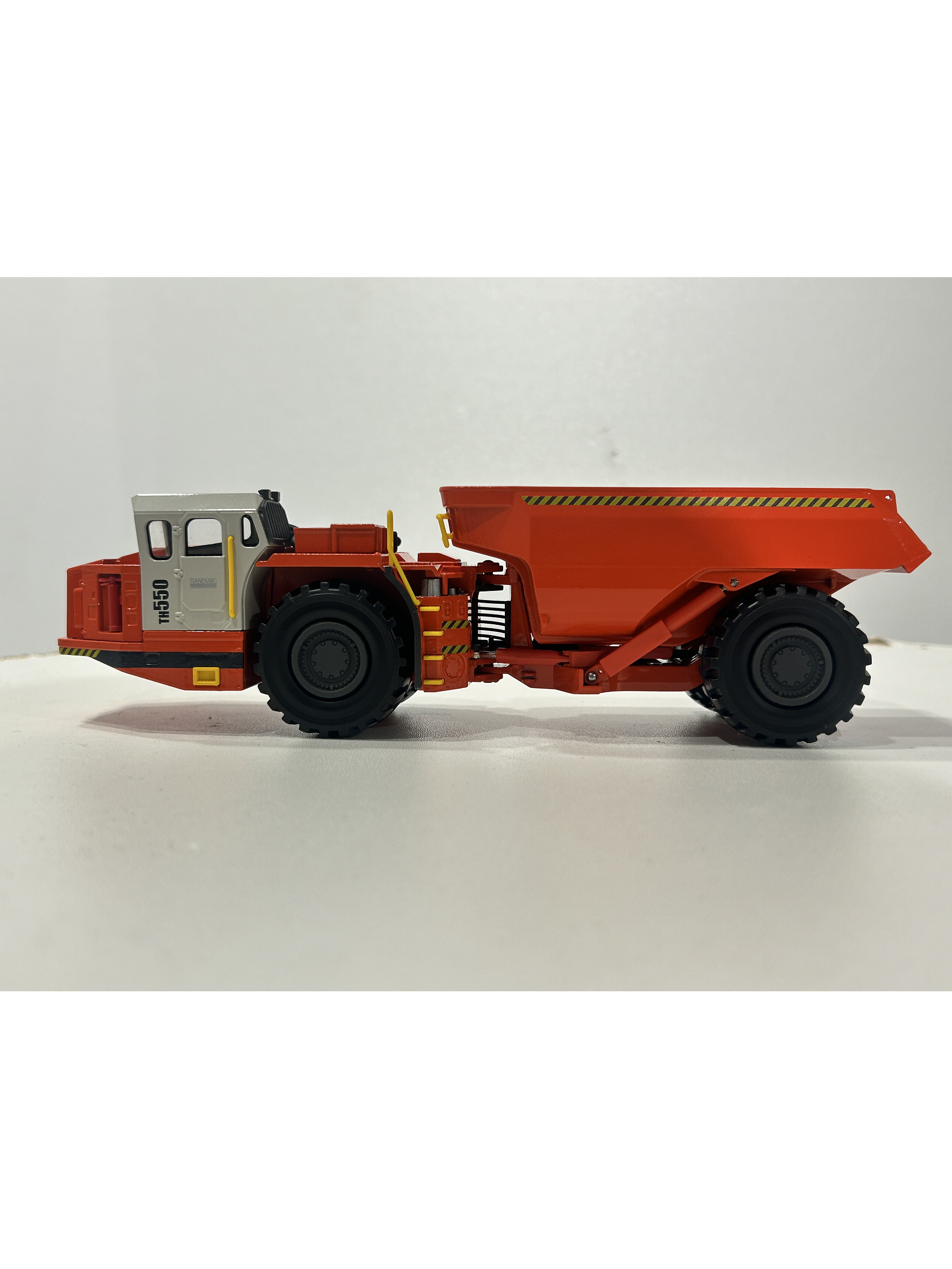 Conrad 1:50 Sandvik TH550 Underground Dumper 2729/02 | Ruta Nostalgia Chile 11