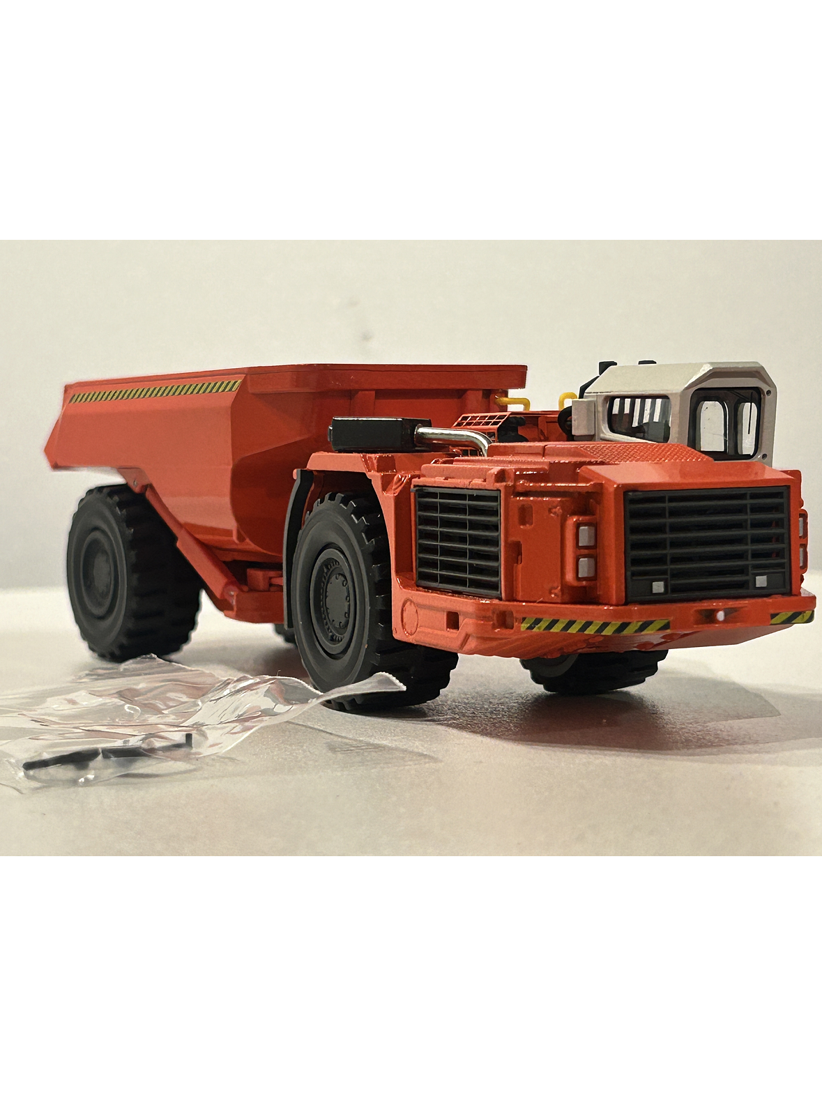 Conrad 1:50 Sandvik TH550 Underground Dumper 2729/02 | Ruta Nostalgia Chile 4